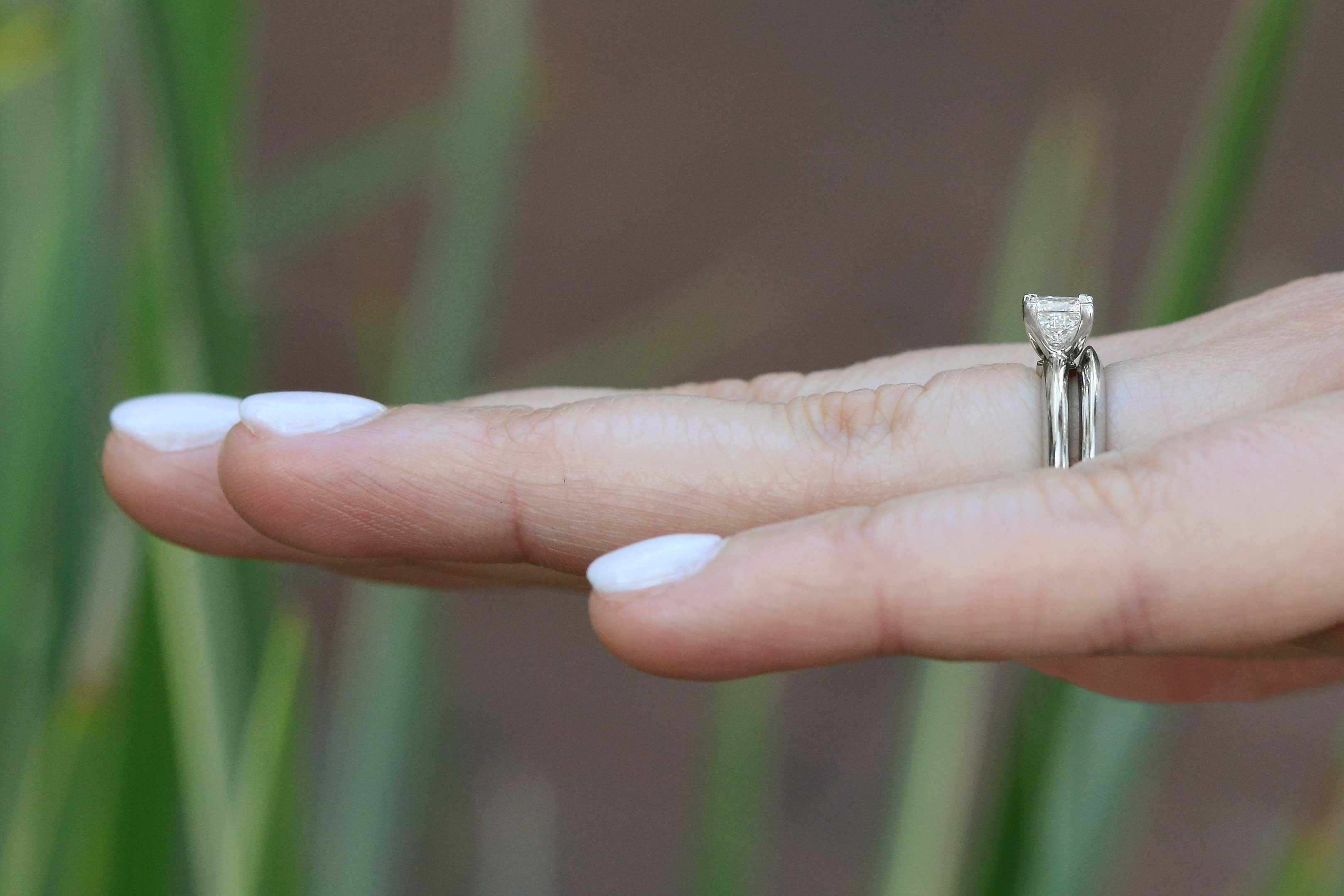 Tiffany & Co. Anillo de compromiso y alianza de diamantes talla princesa Contemporáneo en venta