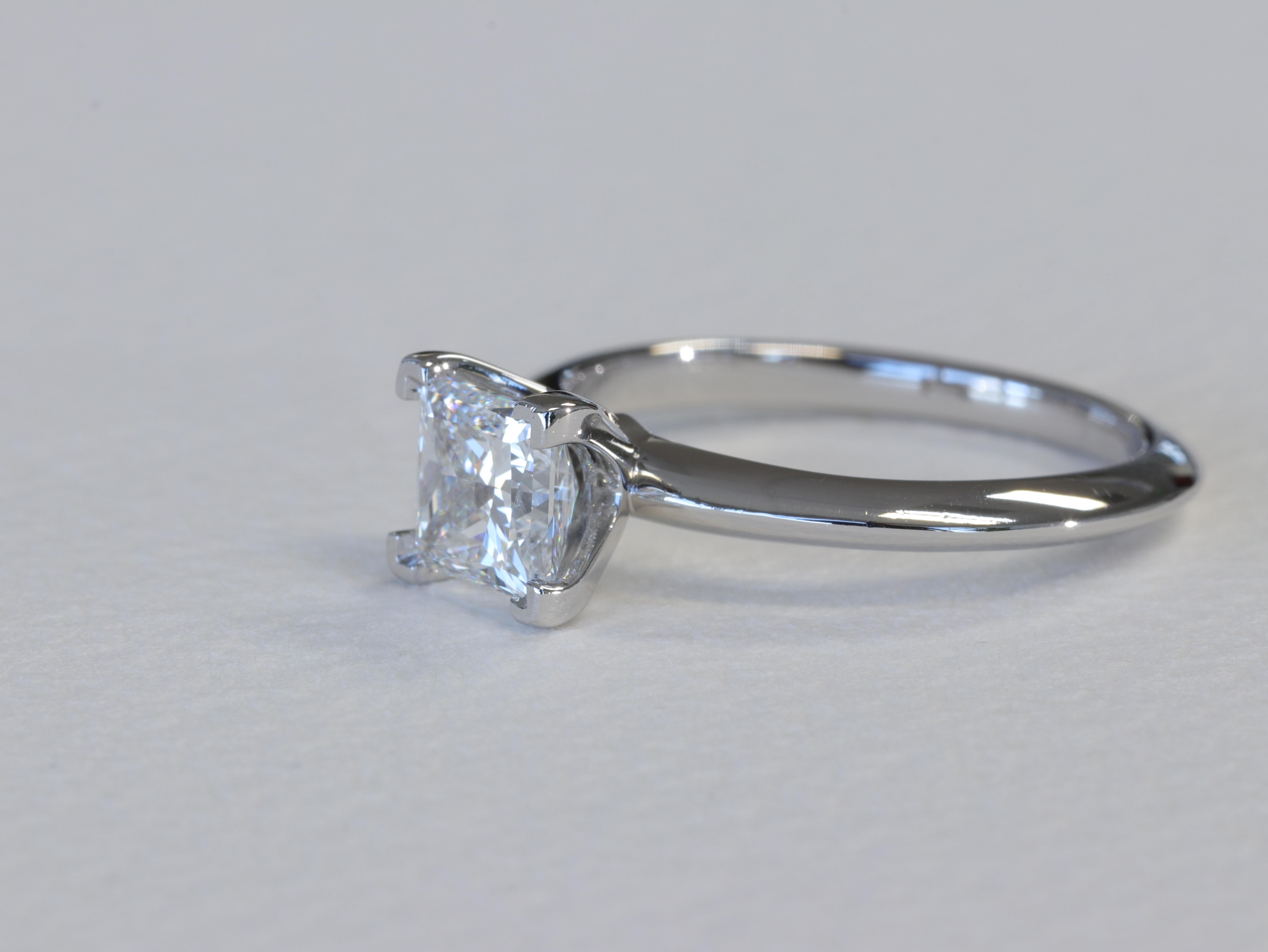 Taille princesse Tiffany & Co. Bague de fiançailles solitaire classique en platine et diamant taille princesse en vente