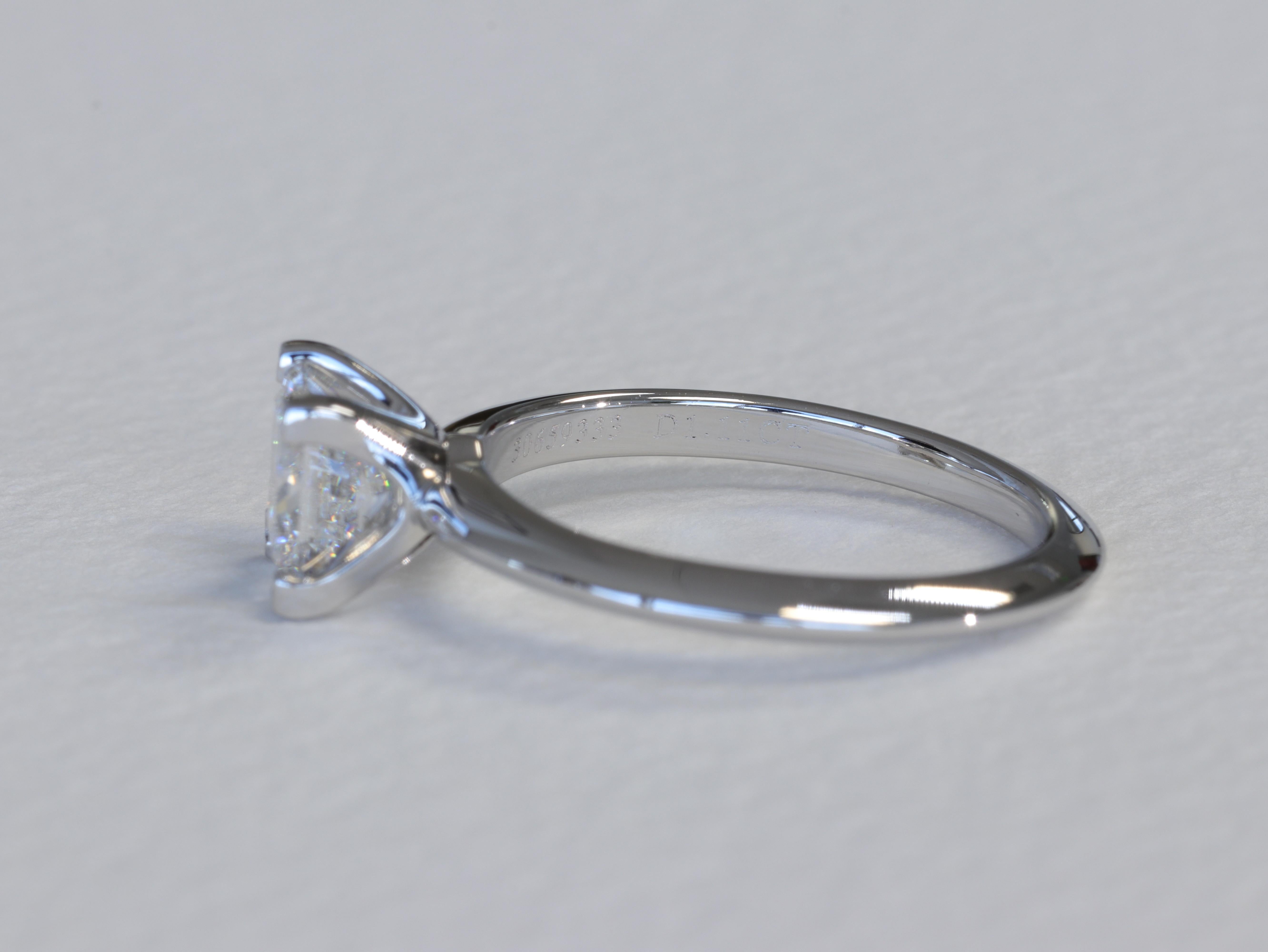 Tiffany & Co. Bague de fiançailles solitaire classique en platine et diamant taille princesse Bon état - En vente à Tampa, FL