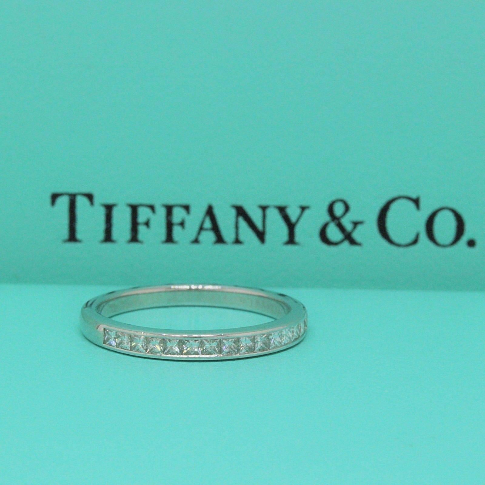 Tiffany & Co. Alianza de diamantes talla cuadrada en platino 0,39 tcw 2,6 MM en venta 3