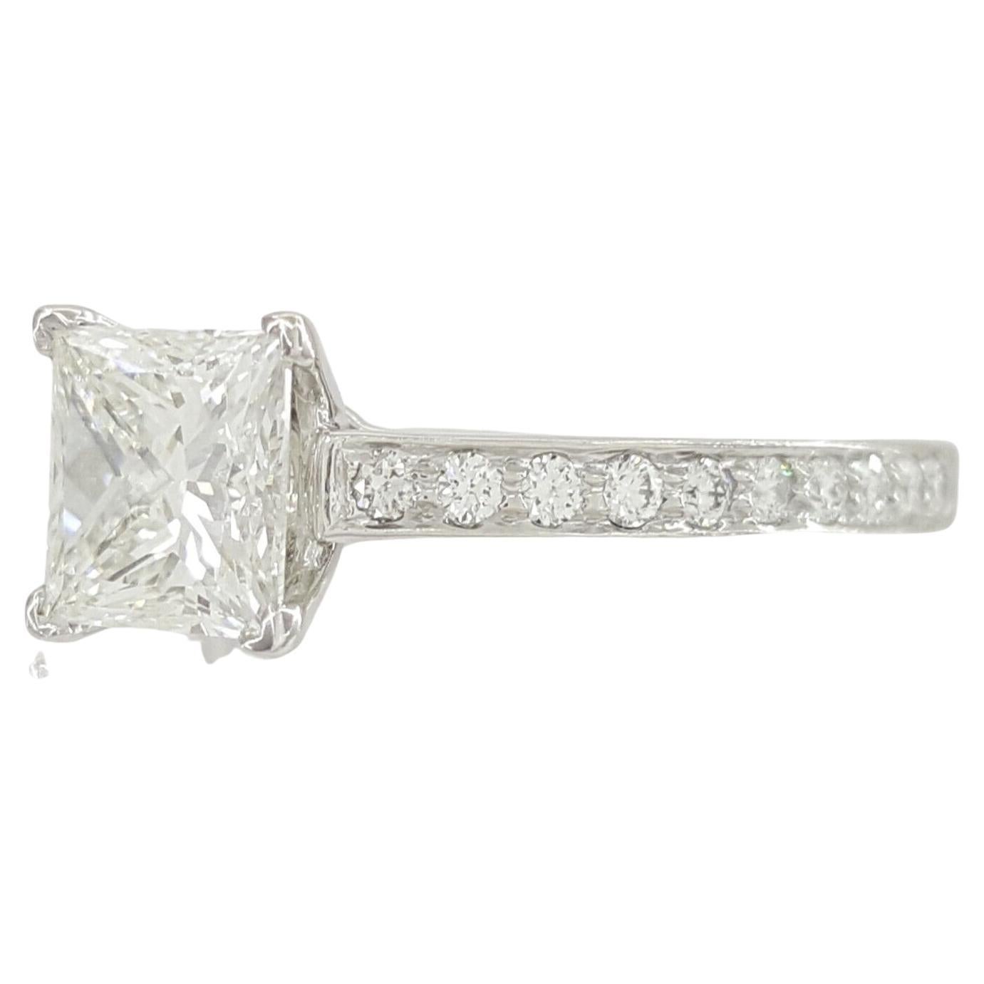 Eine exquisite authentische Tiffany & Co.  Verlobungsring aus Platin mit Brillantschliff und Kanaleinsatz. 

Der Mittelstein ist eine natürliche Prinzessin Brilliant Cut Diamant mit einem Gewicht von 1,08 ct, H in Farbe, VVS1 in Klarheit, Messungen
