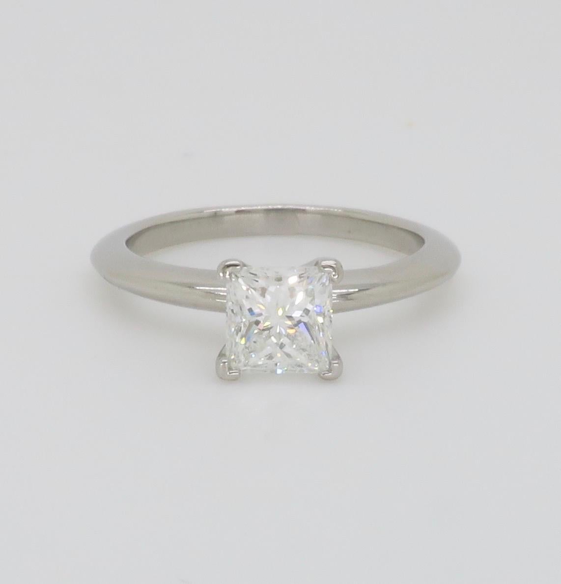 Tiffany & Co. Bague solitaire en diamant sans défaut interne, taille Princesse en vente 5