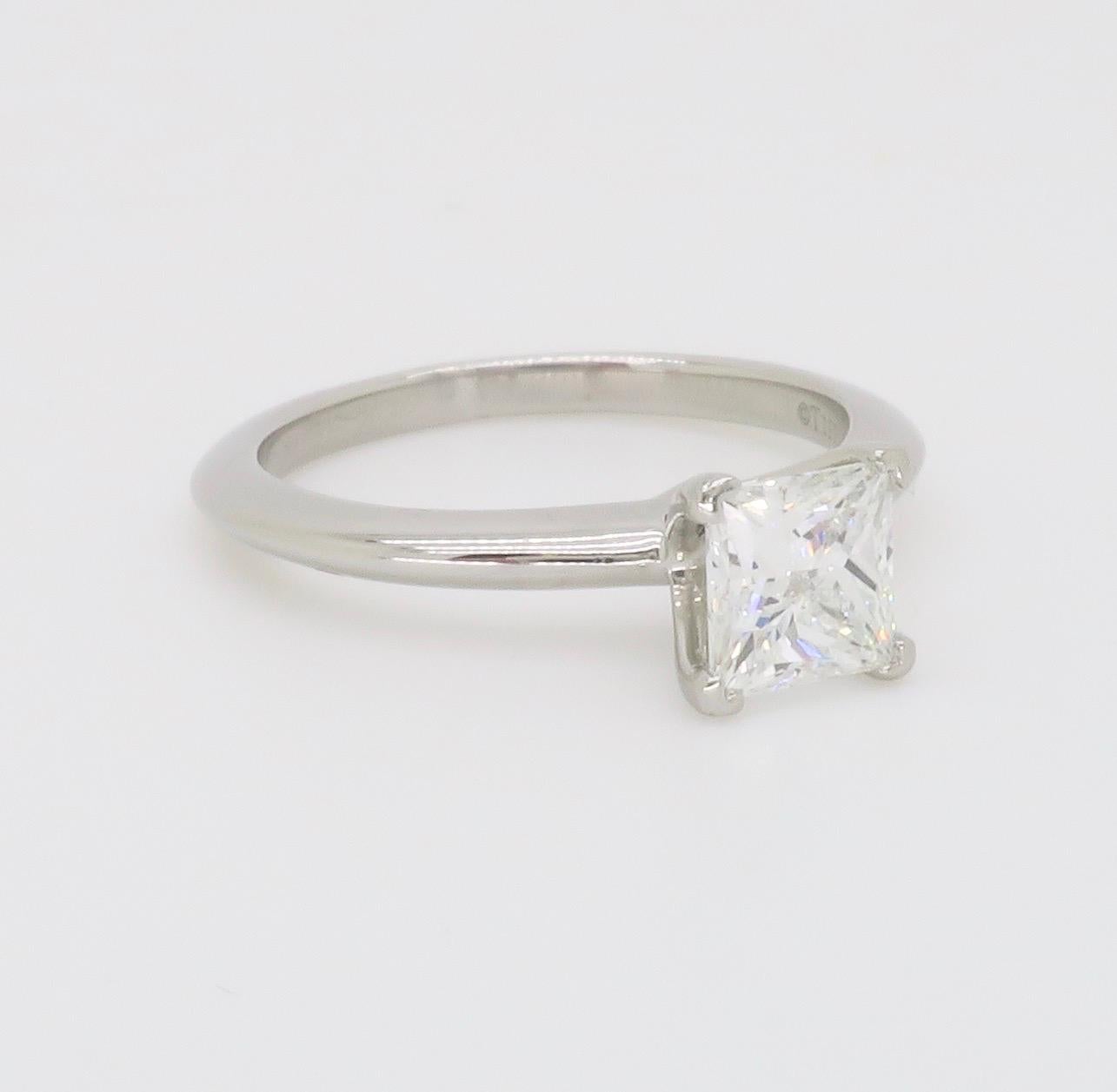 Tiffany & Co. Bague solitaire en diamant sans défaut interne, taille Princesse en vente 9