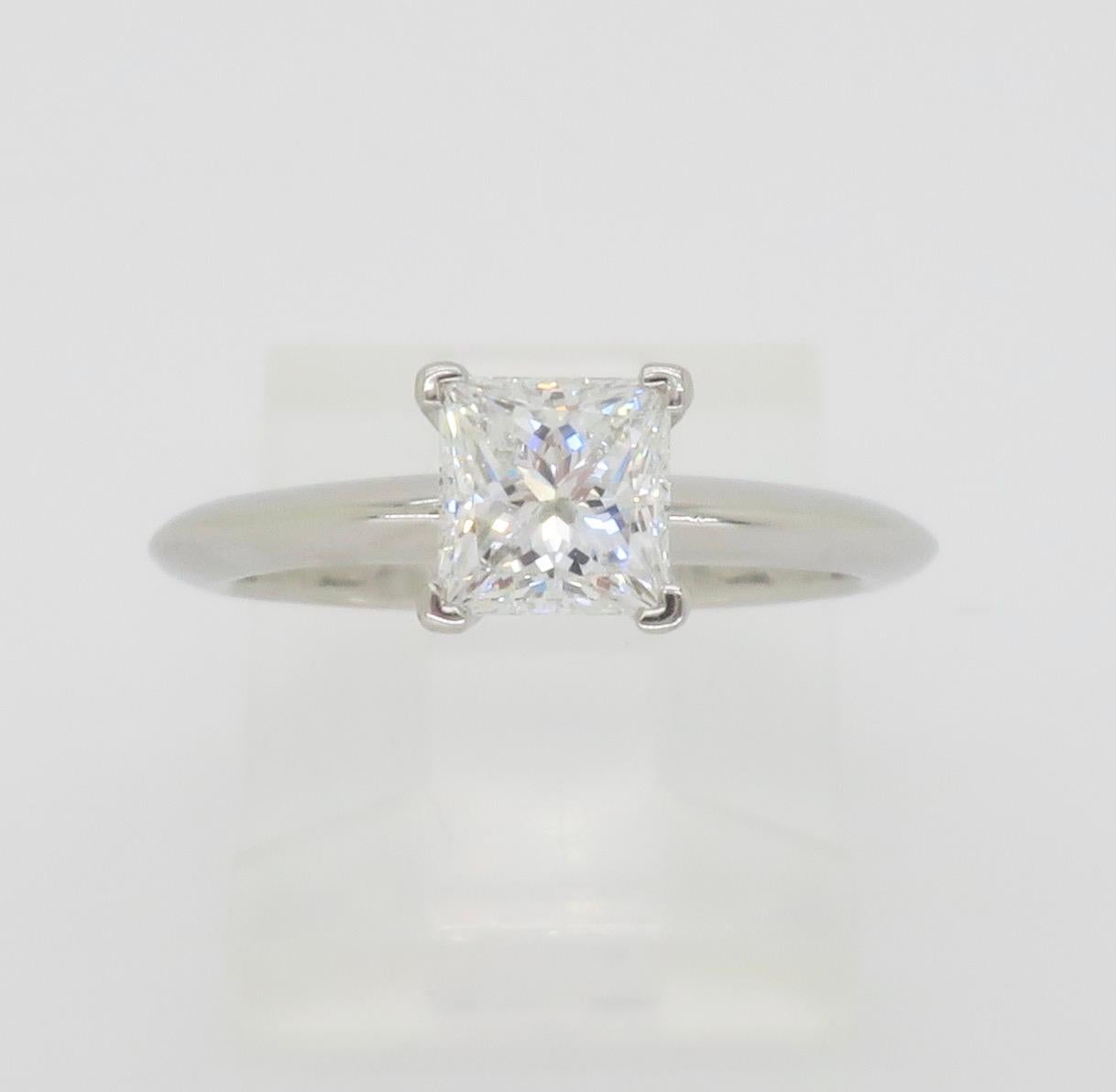 Tiffany & Co. Bague solitaire en diamant sans défaut interne, taille Princesse en vente 12