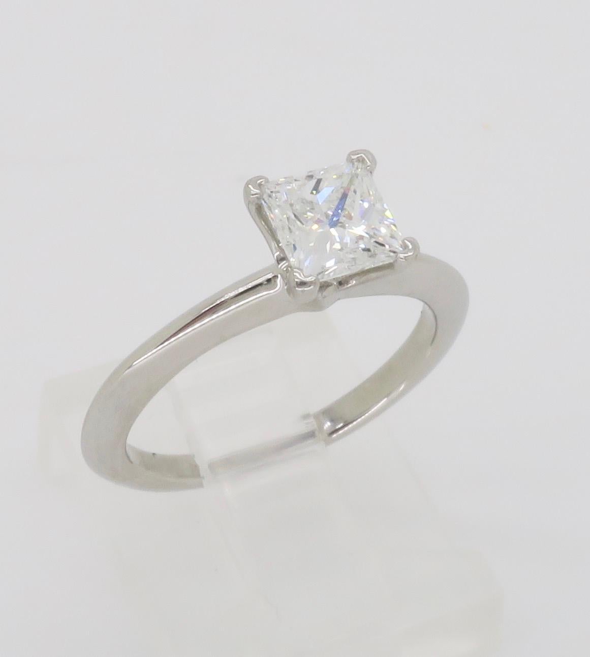 Tiffany & Co. Bague solitaire en diamant sans défaut interne, taille Princesse en vente 15
