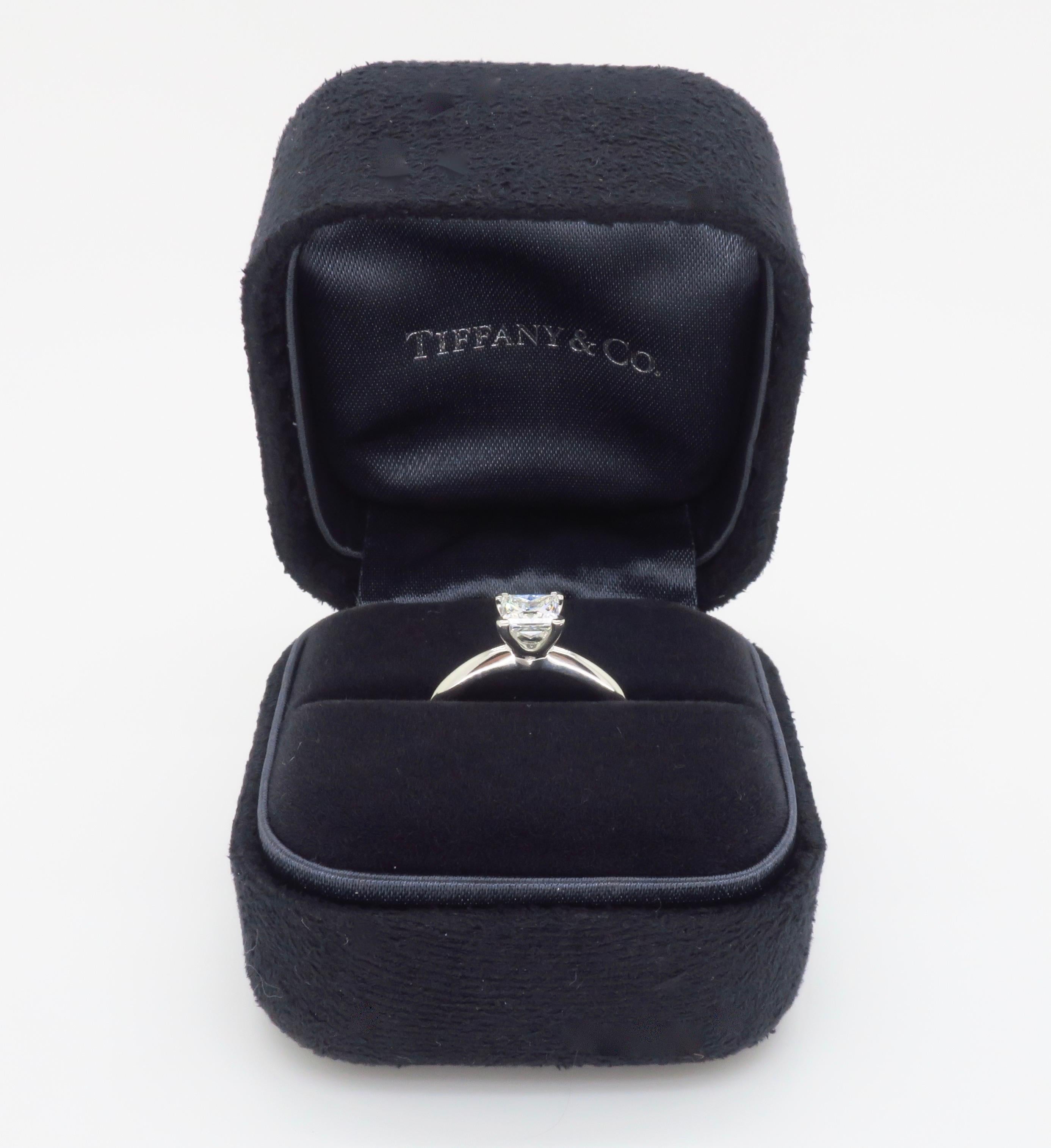 Tiffany & Co. Bague solitaire en diamant sans défaut interne, taille Princesse en vente 1