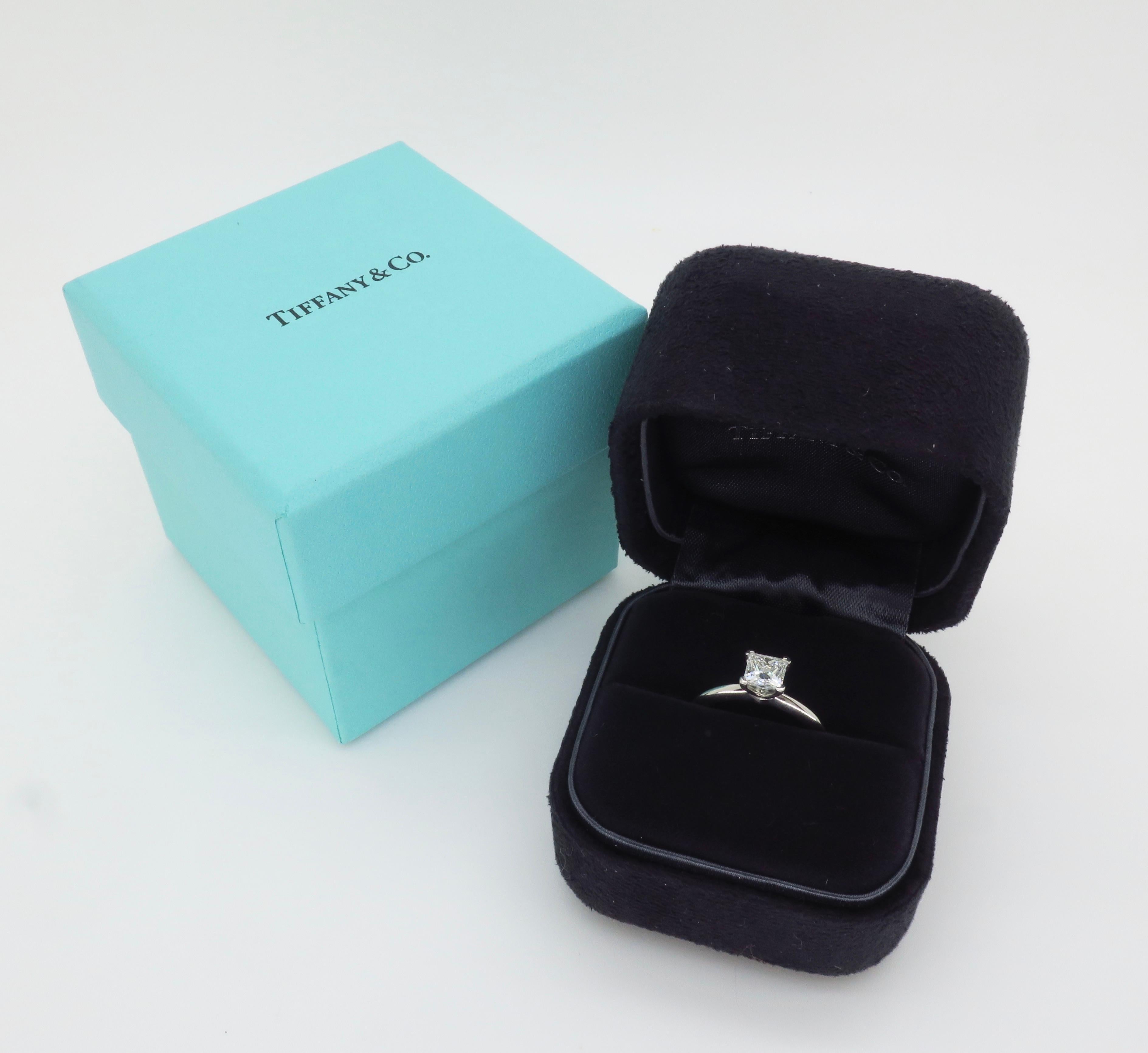 Tiffany & Co. Bague solitaire en diamant sans défaut interne, taille Princesse en vente 2