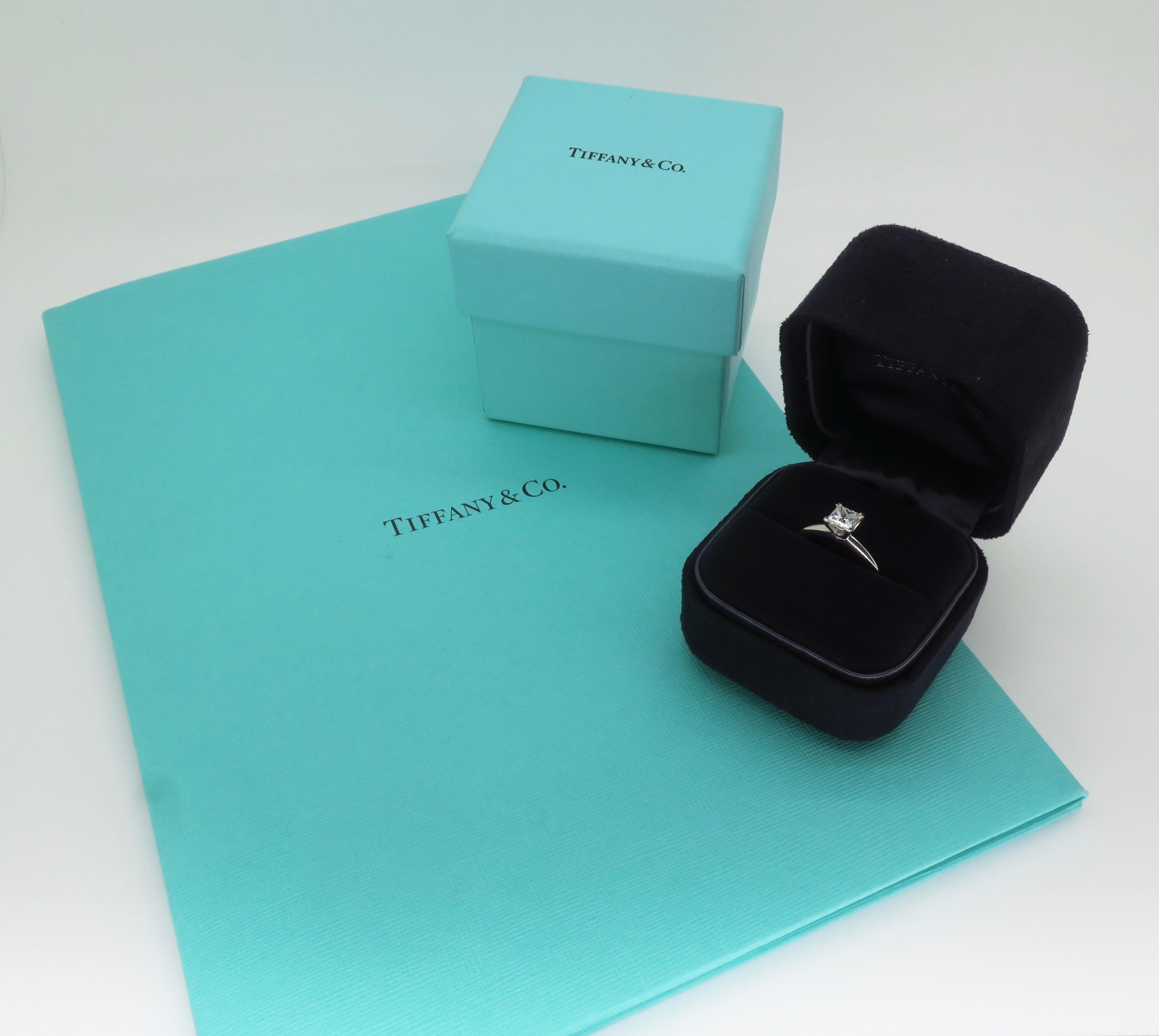 Tiffany & Co. Bague solitaire en diamant sans défaut interne, taille Princesse en vente 4