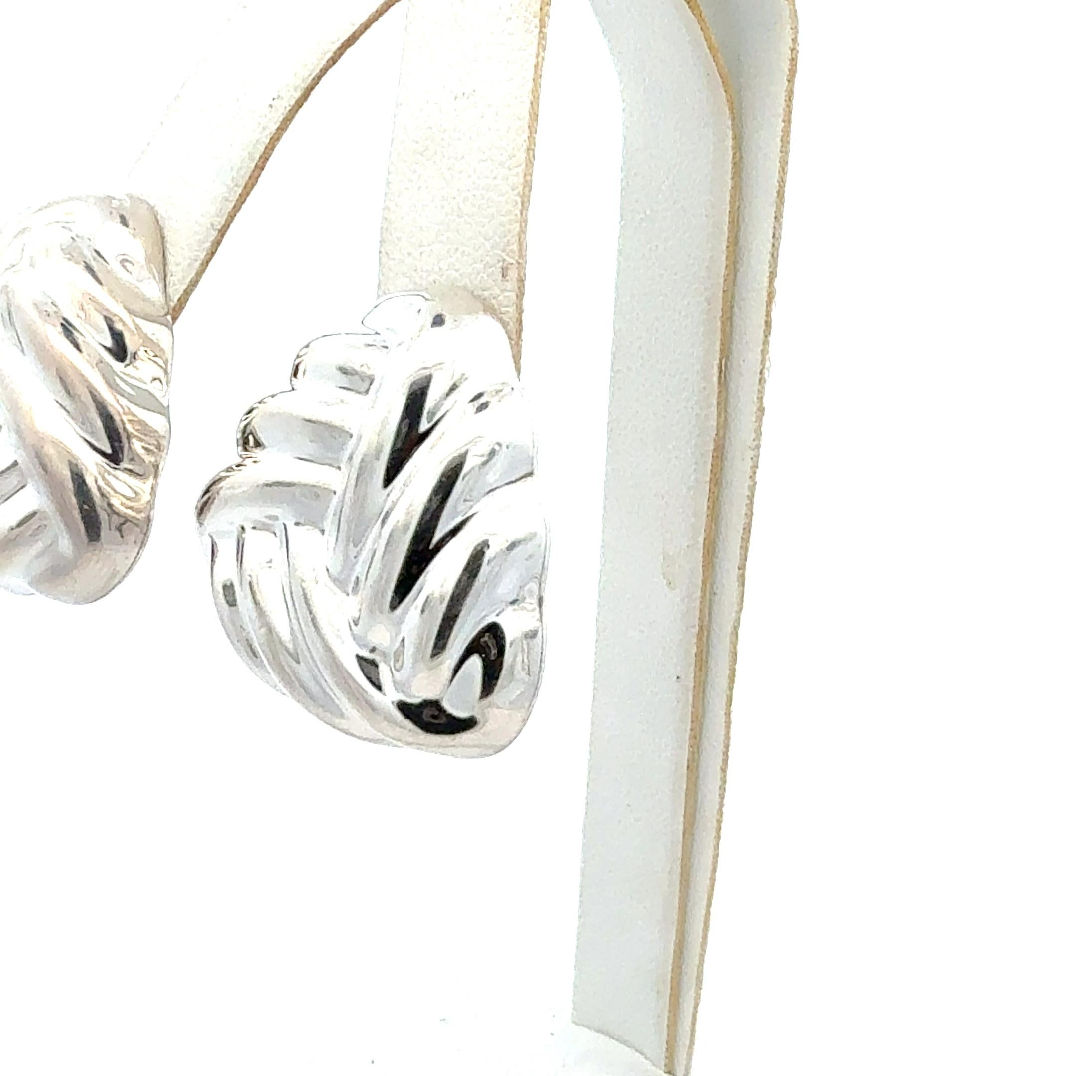 Autentico Tiffany & Co. Orecchini a forma di omega non forati in argento 925 A. Silver TIF938

Questi eleganti orecchini Tiffany & Co. sono in argento sterling, lucidati di recente e hanno un aspetto meraviglioso.

VENDITORE DI FIDUCIA DAL 2002

SI