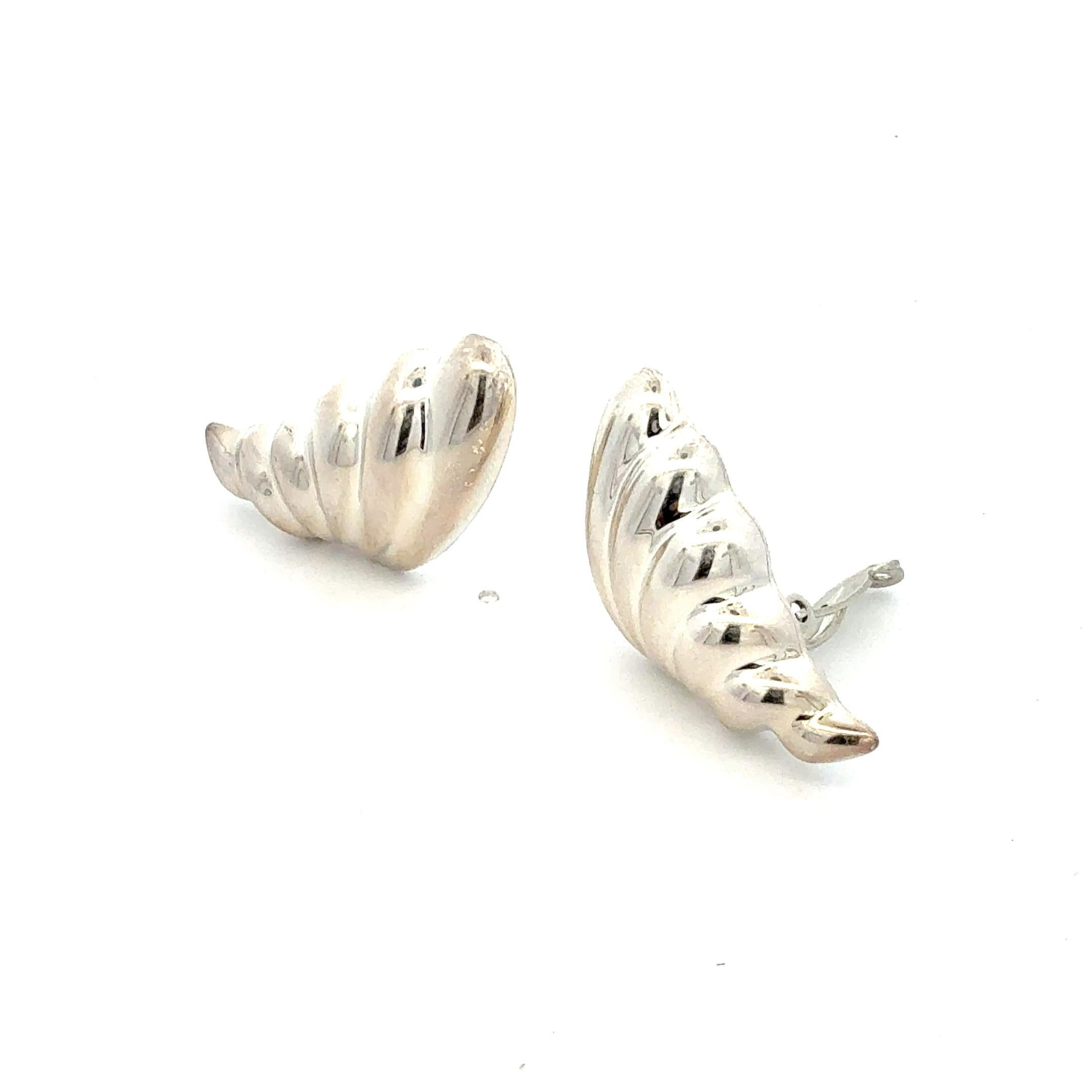 Auténtico Tiffany & Co Pendientes sin perforar de plata de ley TIF939

Estos elegantes pendientes Auténticos Tiffany & Co son de plata de ley y los pendientes están recién pulidos y tienen un aspecto maravilloso.

VENDEDOR DE CONFIANZA DESDE