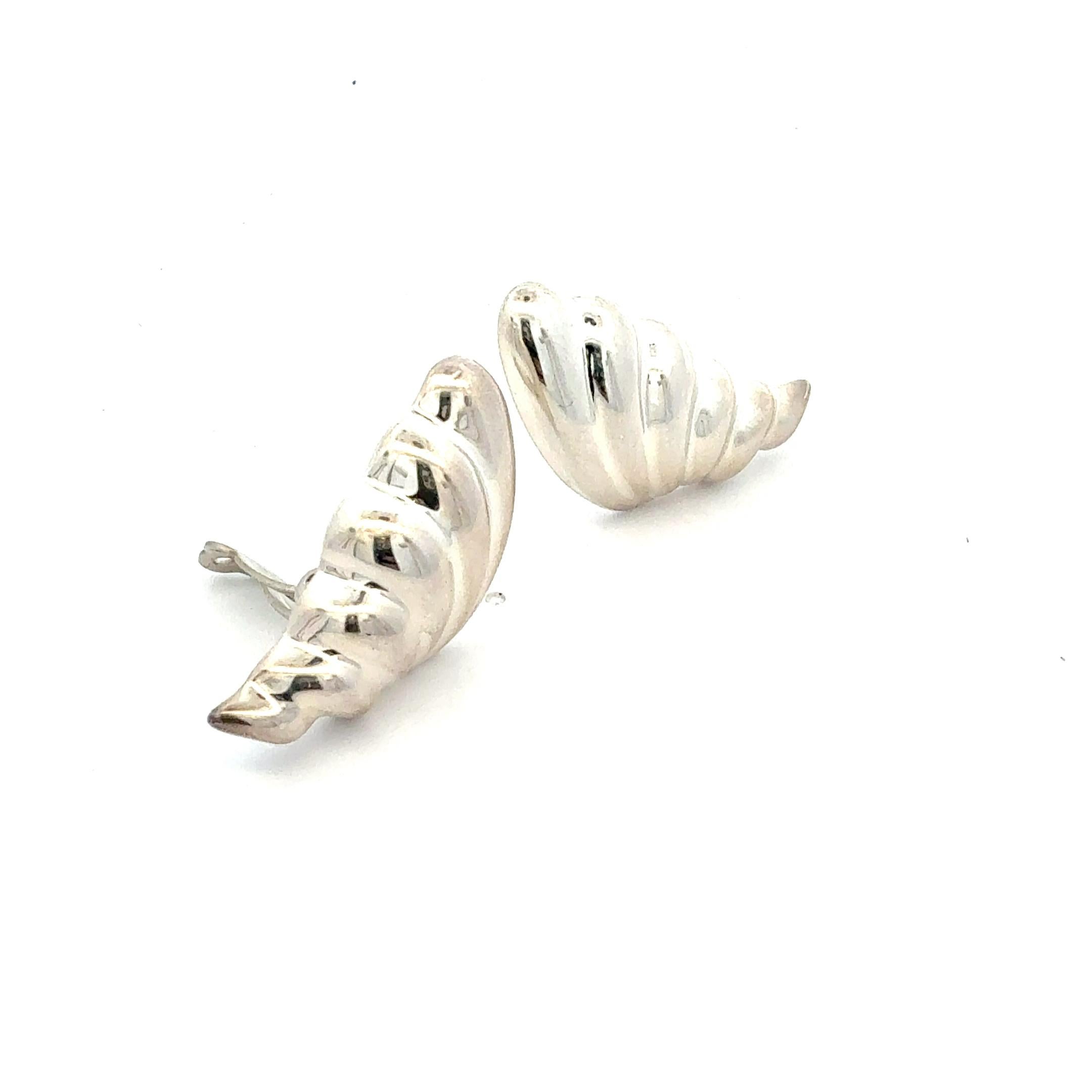 Tiffany & Co. Pendientes sin agujero Omega Back Wing Estate de plata de ley en venta 1