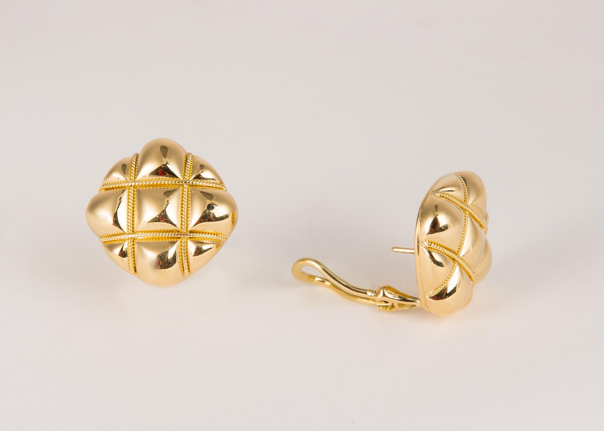 Tiffany & Co. Quilted Gold Earrings In Excellent Condition For Sale In Atlanta, GA