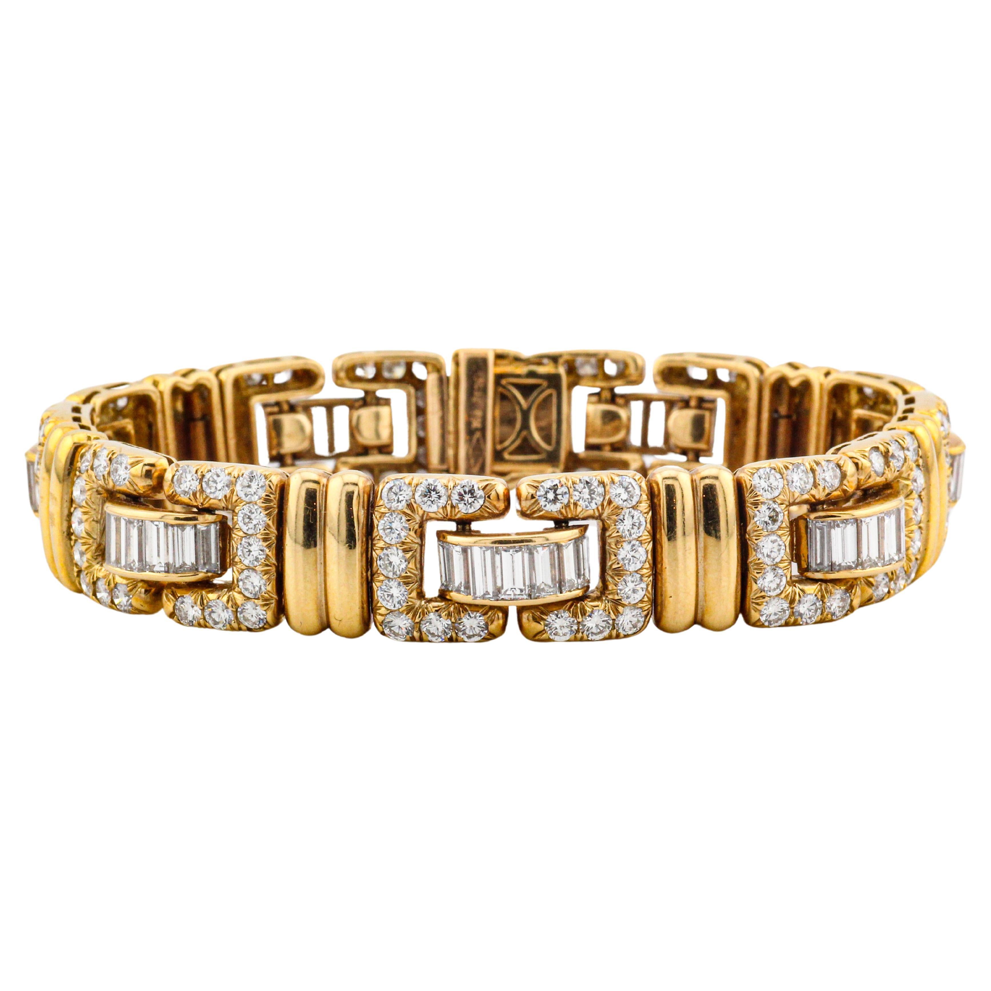 Tiffany & Co. Seltenes französisches 18 Karat Gelbgold Baguette-Diamantarmband mit rundem Baguette-Diamant im Angebot