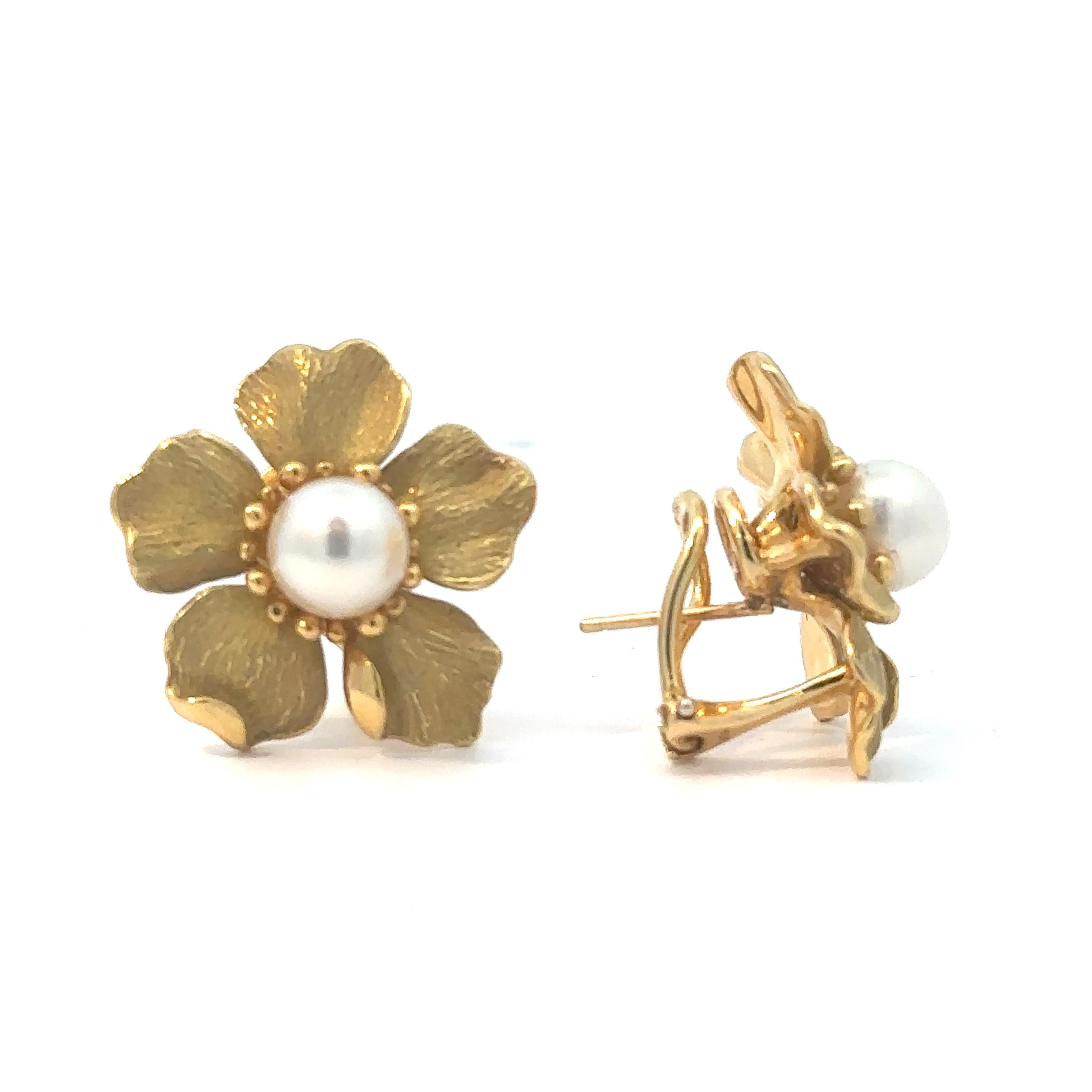 Los pendientes de oro y perlas cultivadas 