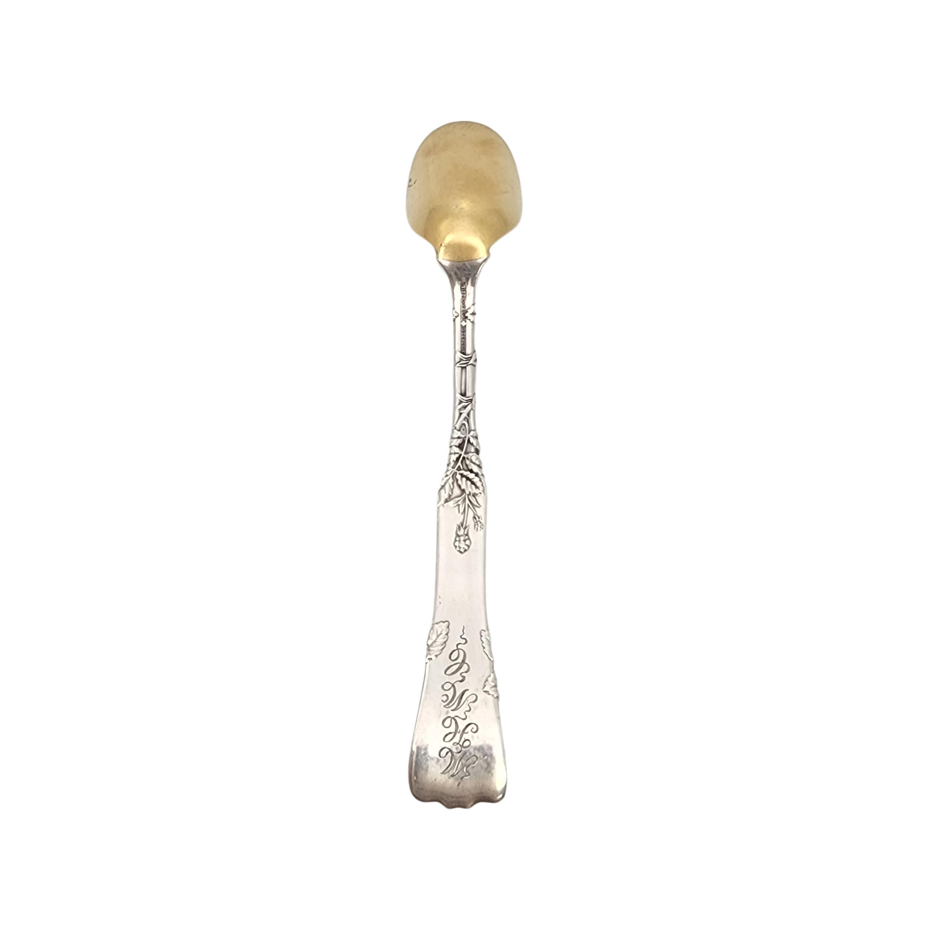 Paletta per formaggio in argento sterling e oro di Tiffany & Co. con motivo Raspberry Vine e monogramma.

Il Monogram sembra essere MHMC (vedi foto)

Il lampone è una variante del motivo Vine, un motivo multimotivo composto da 13 diversi motivi