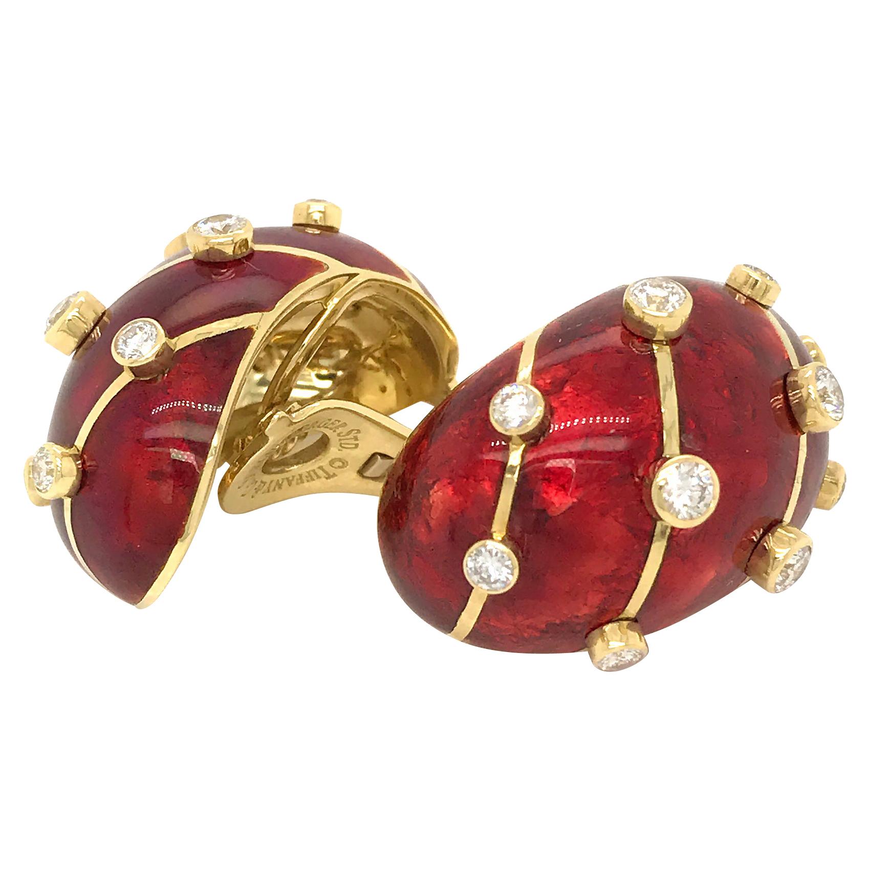 Tiffany & Co.
Red Enamel Diamond Banana Clip On 18k Yellow Gold Earrings

SCHLUMBERGER 18K GOLD RED ENAMEL DIAMOND EARRINGS

The Banana earrings represent an iconic Schlumberger design, crafted out of 18K yellow gold, with red enamel applied between