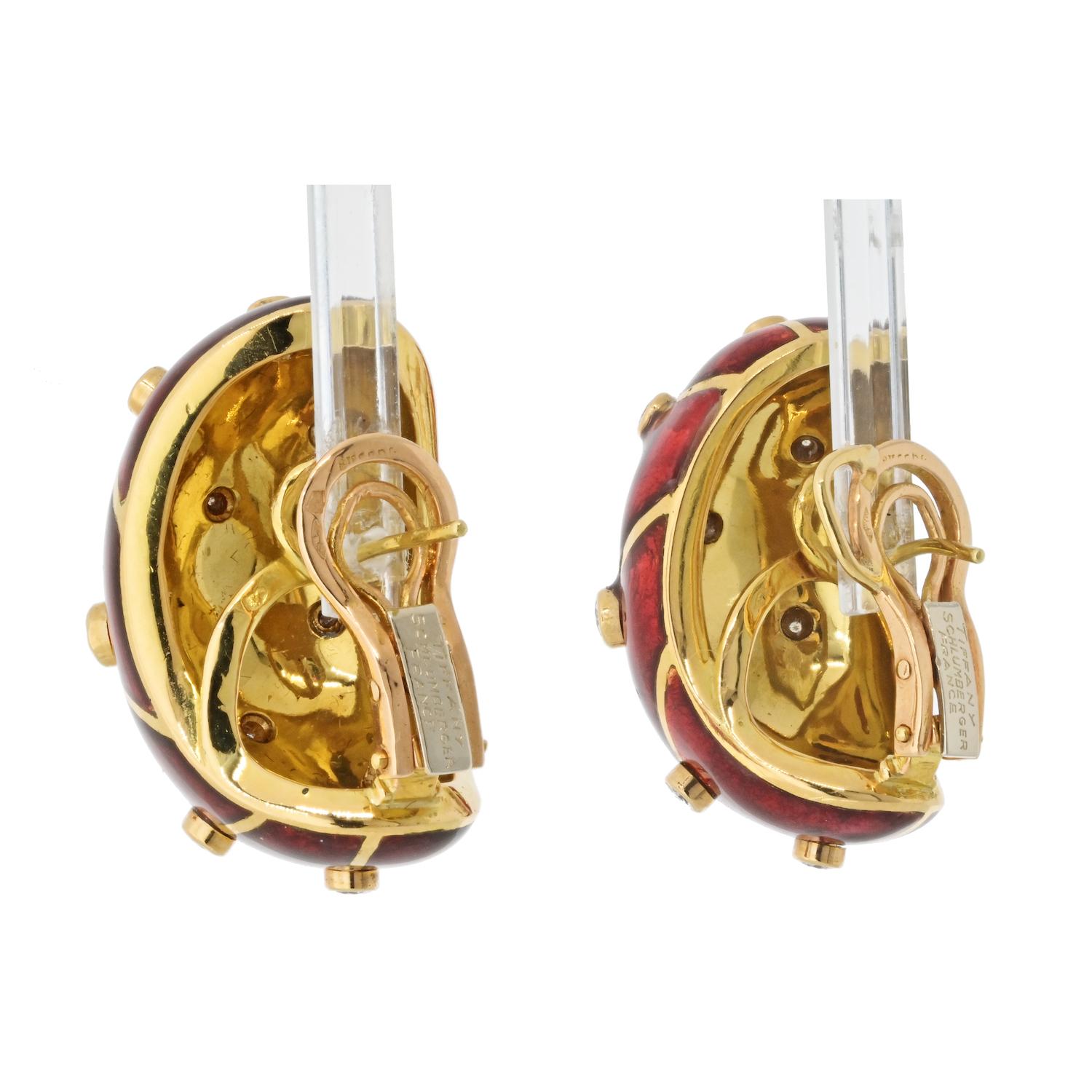 Taille ronde Tiffany & Co. Boucles d'oreilles en or jaune 18 carats avec émail rouge et diamant Banane Clips en vente