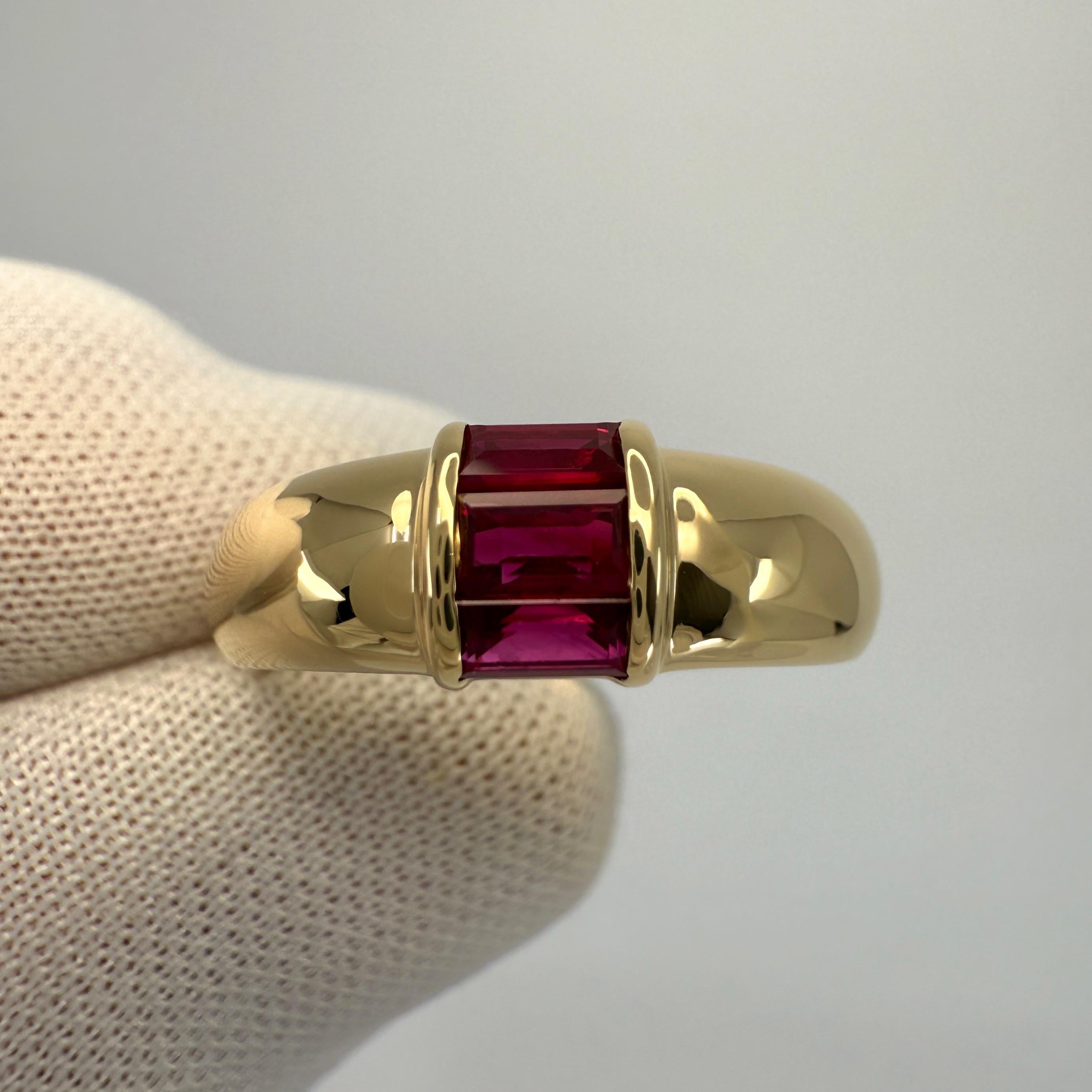 Tiffany & Co. Bague à trois pierres en or jaune 18 carats avec rubis rouge taille baguette en vente 6