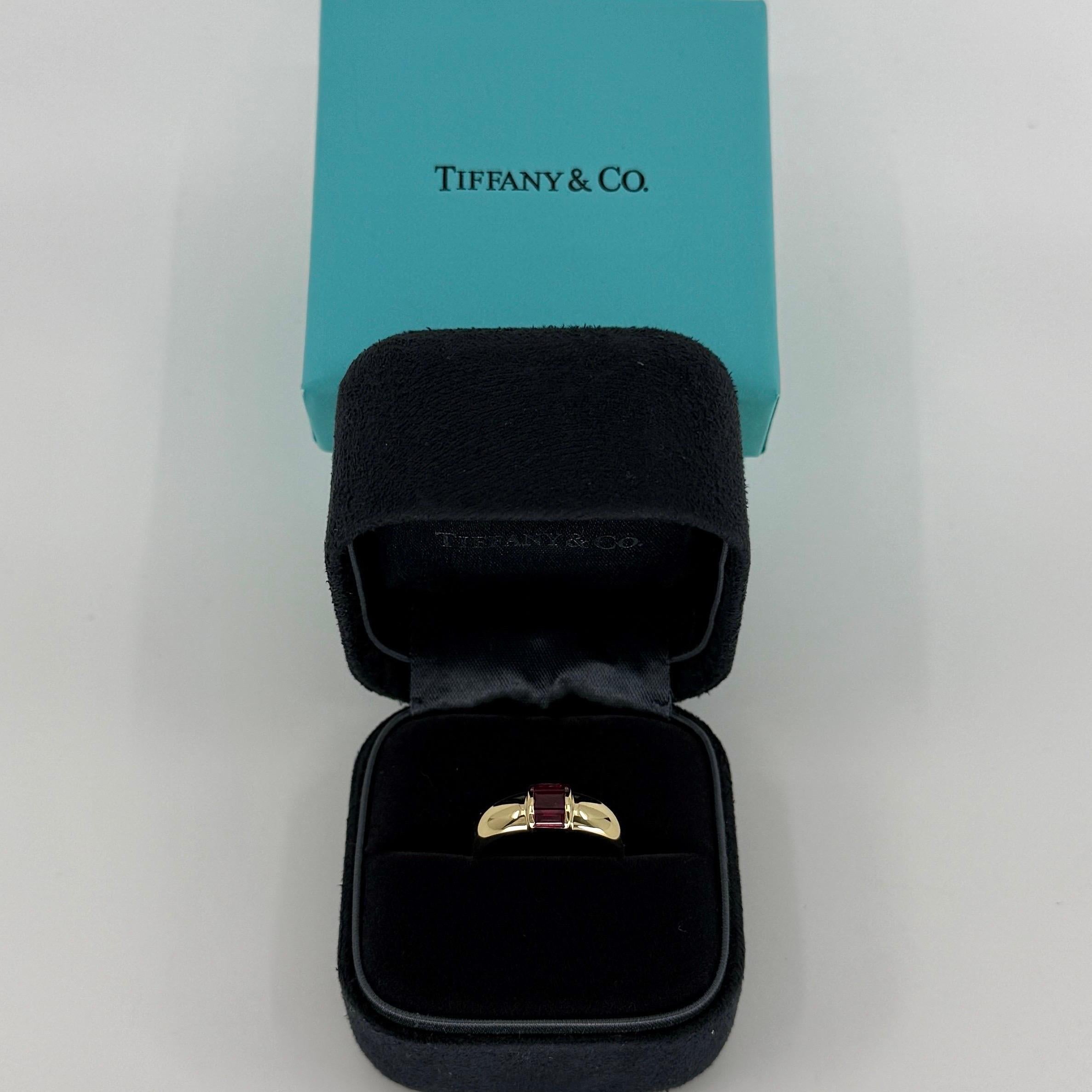 Vintage Tiffany & Co. Or jaune 18k Baguette Cut Vivid Red Ruby Three Stone Band Ring.

Bague en or jaune de belle facture, sertie de trois rubis baguettes de couleur rouge vif. Superbe couleur, clarté et coupe. Parfaitement assortis, ils mesurent