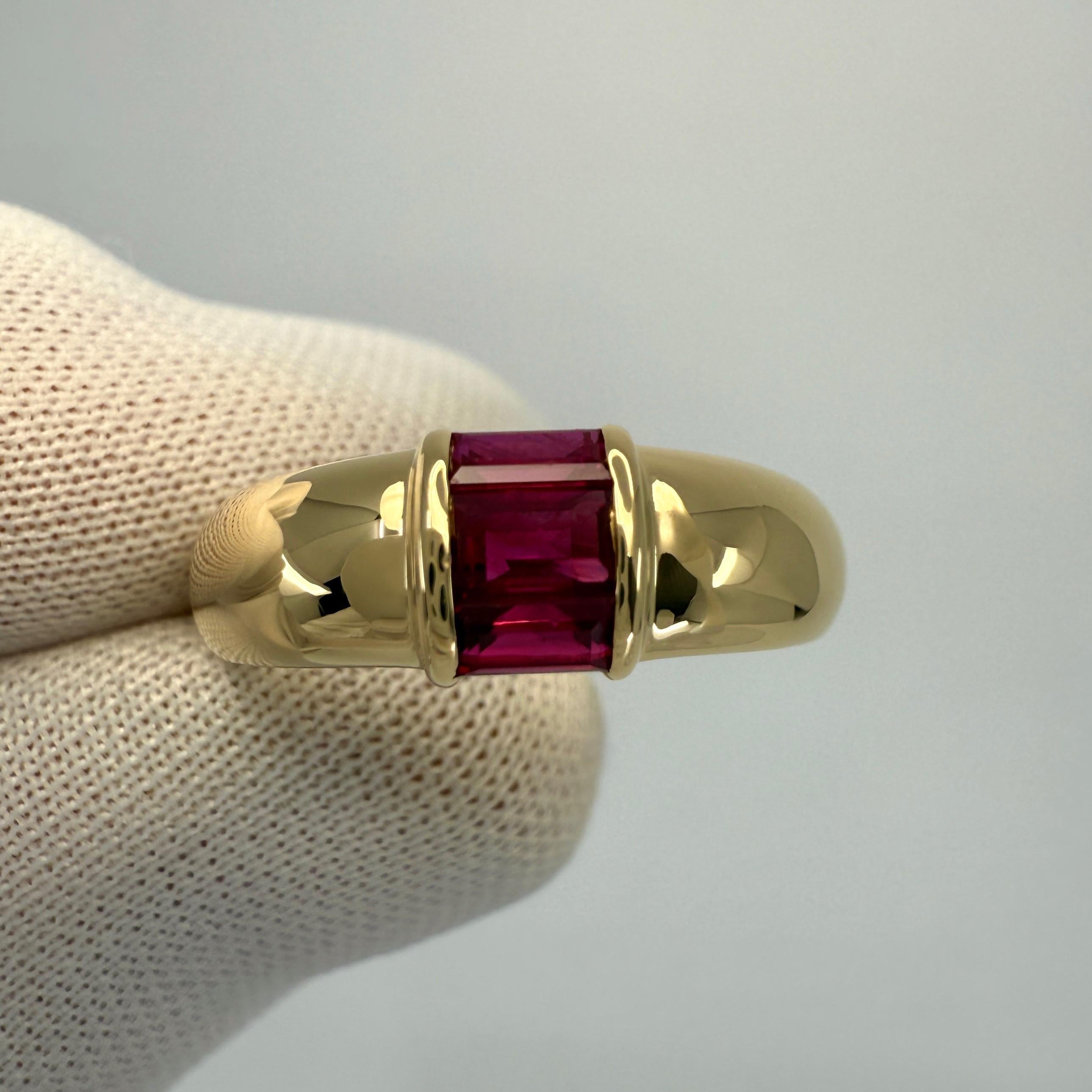 Taille baguette Tiffany & Co. Bague à trois pierres en or jaune 18 carats avec rubis rouge taille baguette en vente