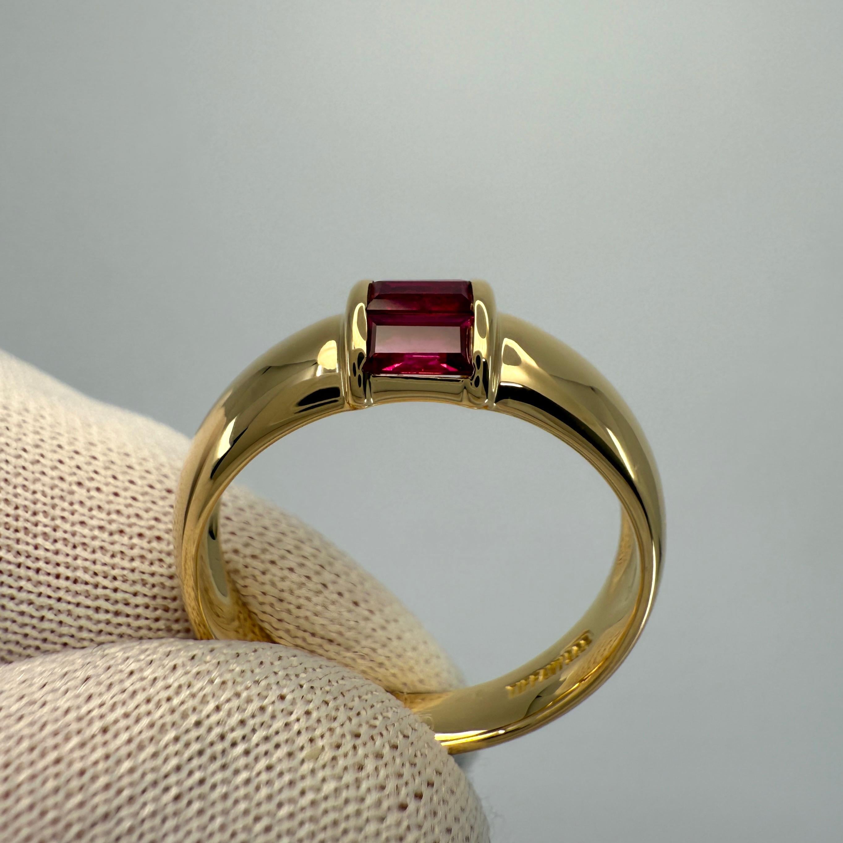 Tiffany & Co. Bague à trois pierres en or jaune 18 carats avec rubis rouge taille baguette Excellent état - En vente à Birmingham, GB