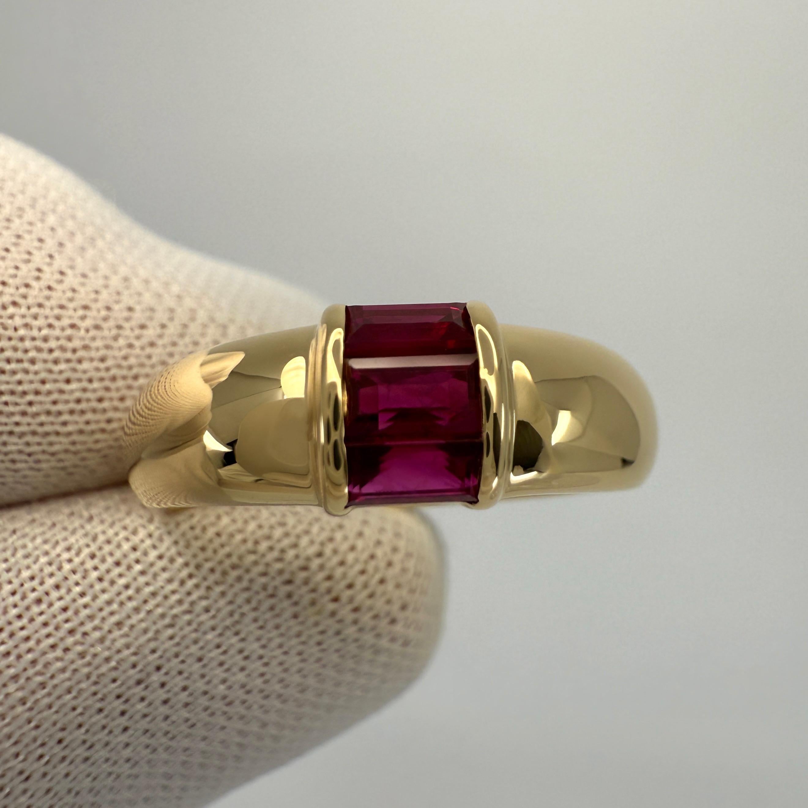 Tiffany & Co. Bague à trois pierres en or jaune 18 carats avec rubis rouge taille baguette en vente 1