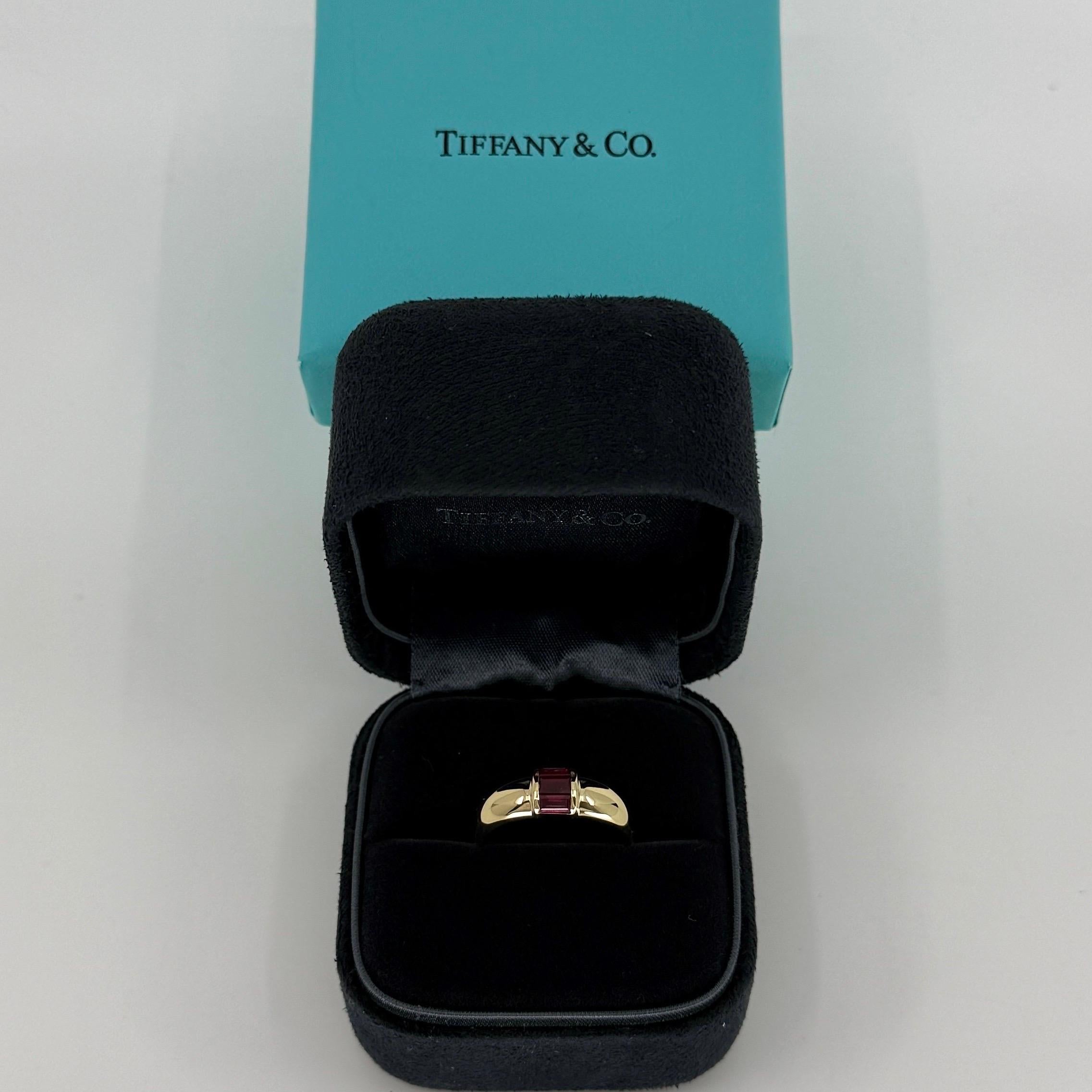 Tiffany & Co. Bague à trois pierres en or jaune 18 carats avec rubis rouge taille baguette en vente 4