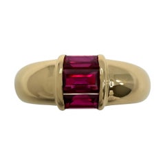 Tiffany & Co. Dreisteiniger Ring mit rotem Rubin im Baguetteschliff aus 18 Karat Gelbgold
