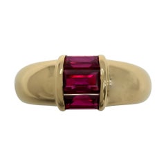Tiffany & Co. Bague à trois pierres en or jaune 18 carats avec rubis rouge taille baguette