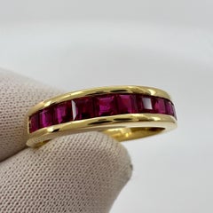Tiffany & Co. Anello a fascia per l'eternità in oro giallo 18 carati con rubino rosso quadrato taglio principessa