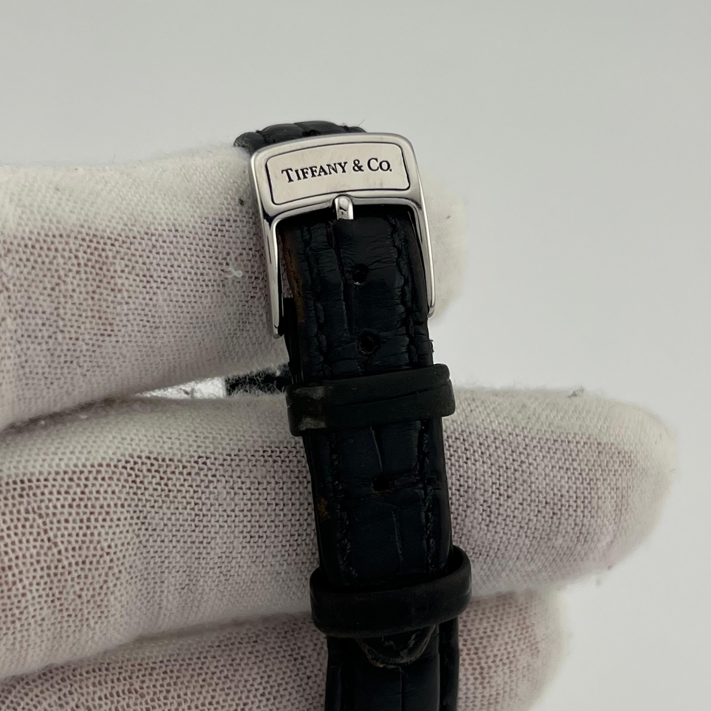 Modell: Tiffany & Co. Resonator

 

MATERIAL des Gehäuses: Rostfreier Stahl 

 

Band: Schwarzes Leder 

  

Lünette: Edelstahl 

  

Zifferblatt: Silber 

 

Kristall: Saphir

 

Gehäusegröße: 27mm

 

Enthält: 

- Elegante Uhrenbox

-