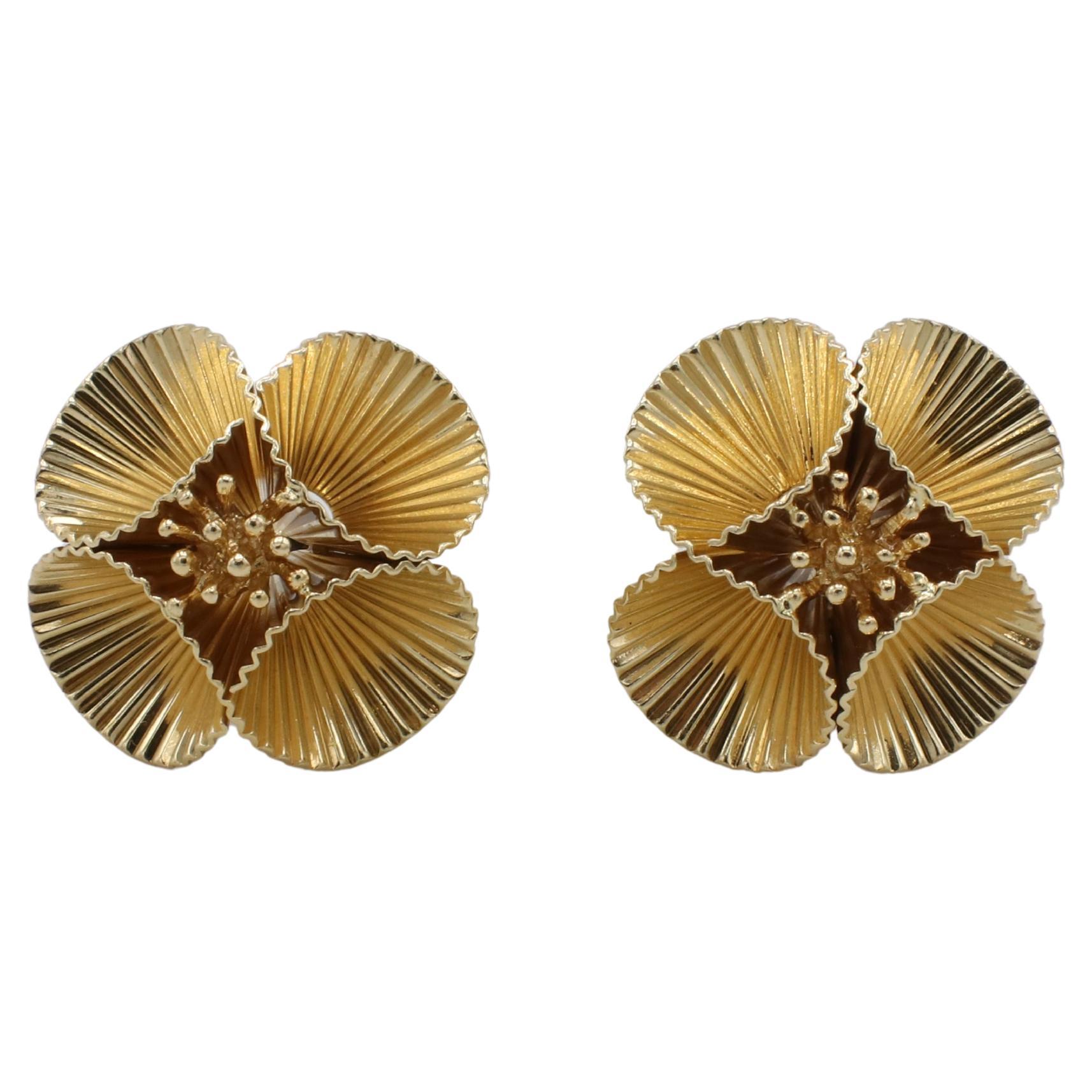 Tiffany & Co. Retro 14 Karat Yellow Gold Flower Clip On Earrings 
Metal: 14k yellow gold
Weight: 14.26 grams
Length: 24 x 25mm
Backs: Clip on (no posts)
ODD F35000552
