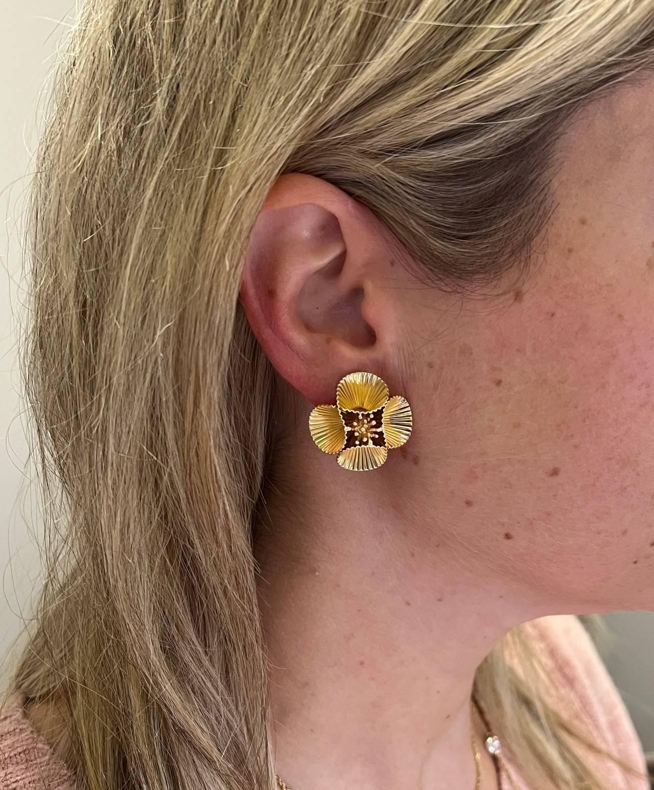 Tiffany & Co. Retro 14 Karat Yellow Gold Flower Clip On Earrings For Sale 1