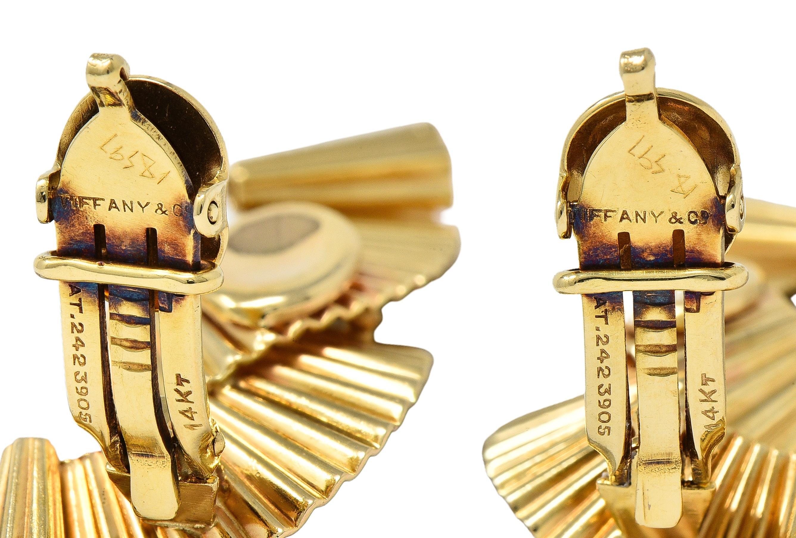 Rétro Tiffany & Co. Boucles d'oreilles rétro en or jaune 14 carats à volutes plissées en vente