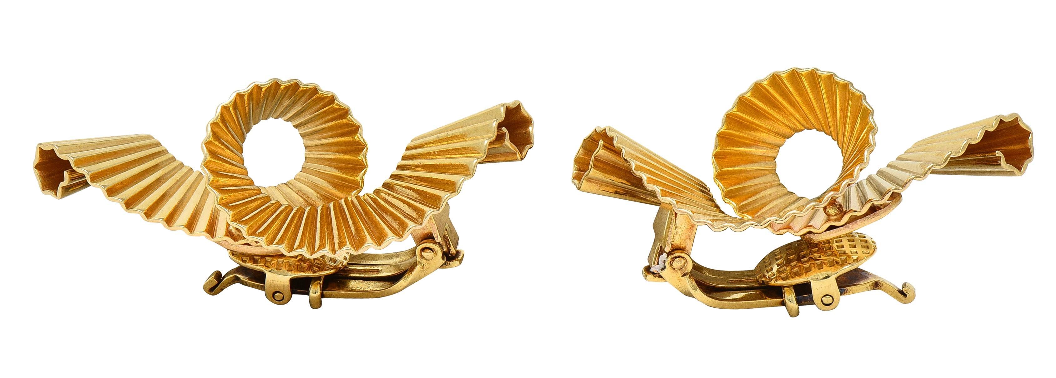 Tiffany & Co. Boucles d'oreilles rétro en or jaune 14 carats à volutes plissées Excellent état - En vente à Philadelphia, PA