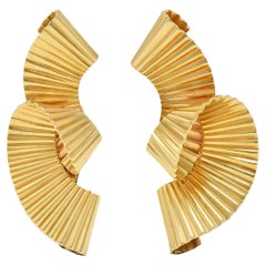 Tiffany & Co. Boucles d'oreilles rétro en or jaune 14 carats à volutes plissées