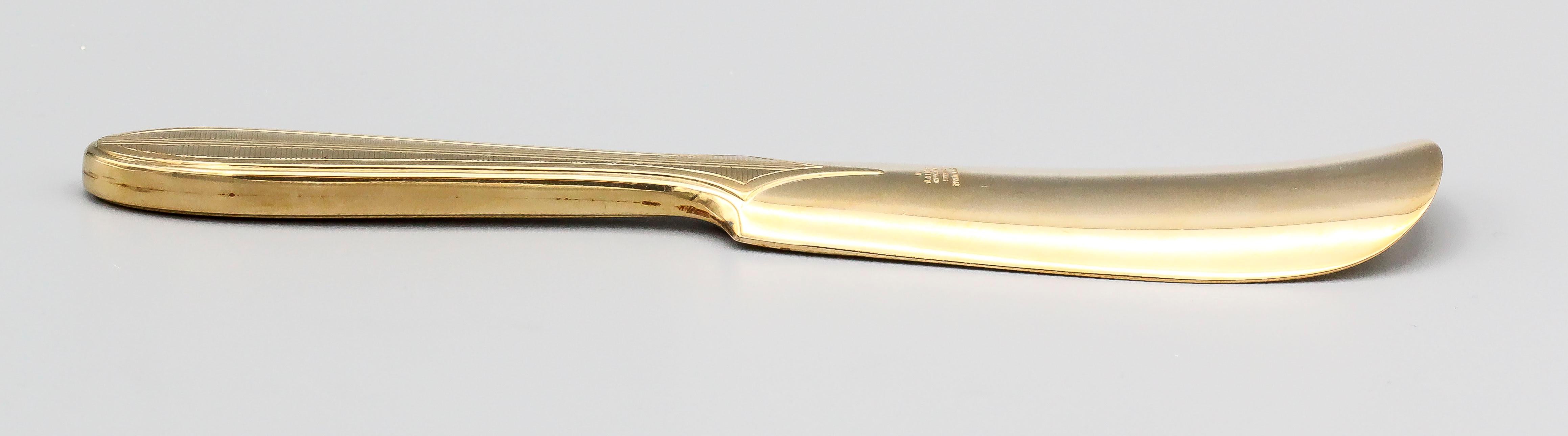 Chic and unusual 14K yellow gold shoehorn by Tiffany & Co.  It features a ribbed design to both sides of the handle with initials on bottom. A handsome gift for a dapper gentlema.n

Hallmarks: Tiffany & Co. Makers, 14KT Gold, reference numbers,