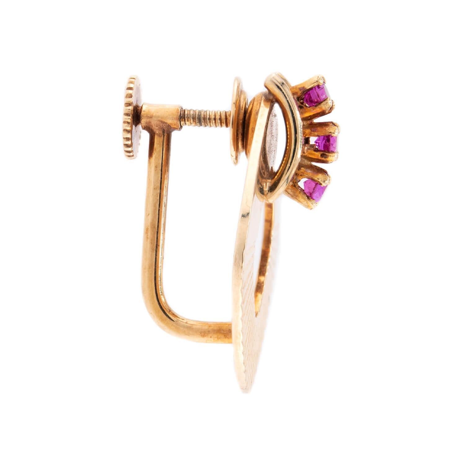 Uno splendido paio di orecchini dell'epoca rétro (ca. 1950) del leggendario gioielliere Tiffany & Co. Realizzati in vivace oro giallo 14 carati, questi orecchini presentano un pannello inclinato di forma quadrata, con un design a texture spaccata.