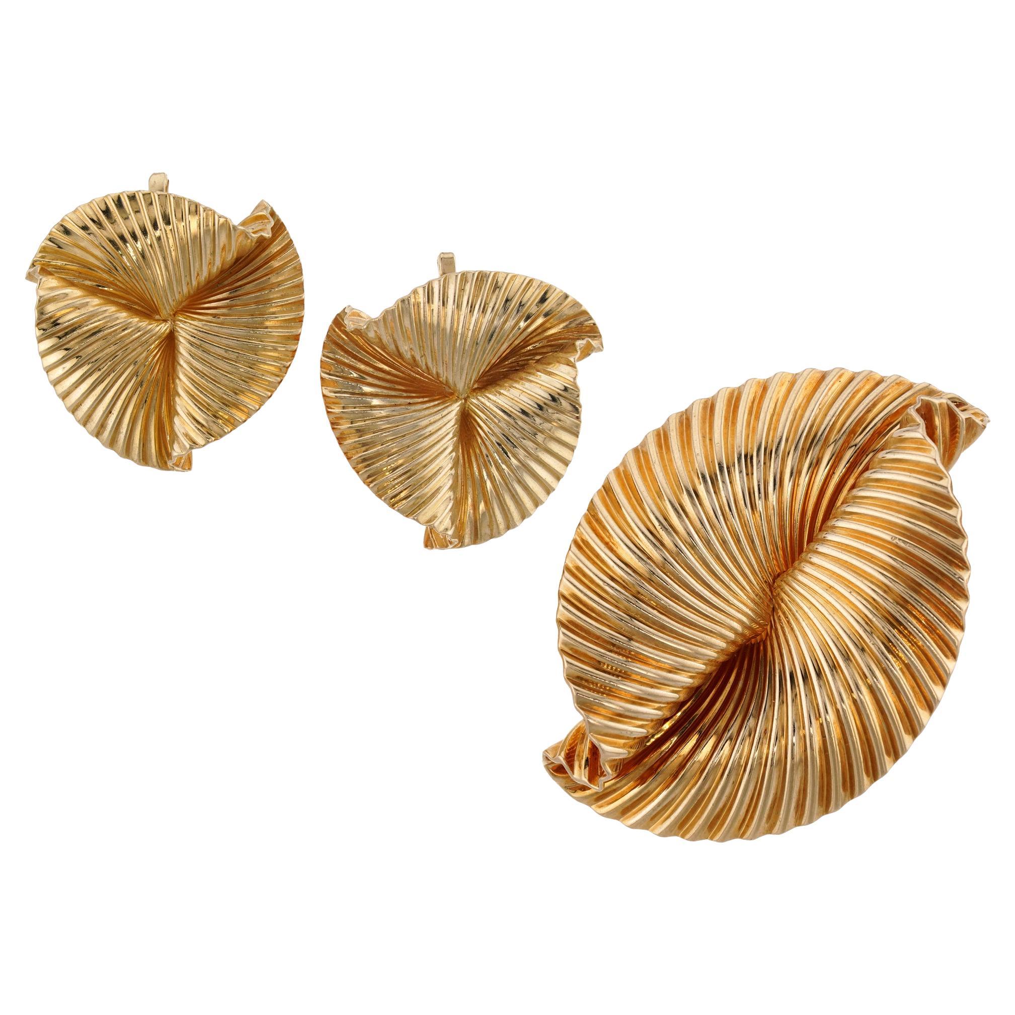 TIFFANY 
CO. Retro 18k Yellow Gold Ribbon Swirl Earrings 
Brooch Set