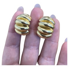 TIFFANY & CO. Boucles d'oreilles rétro en or jaune 18k style crevette 1950s