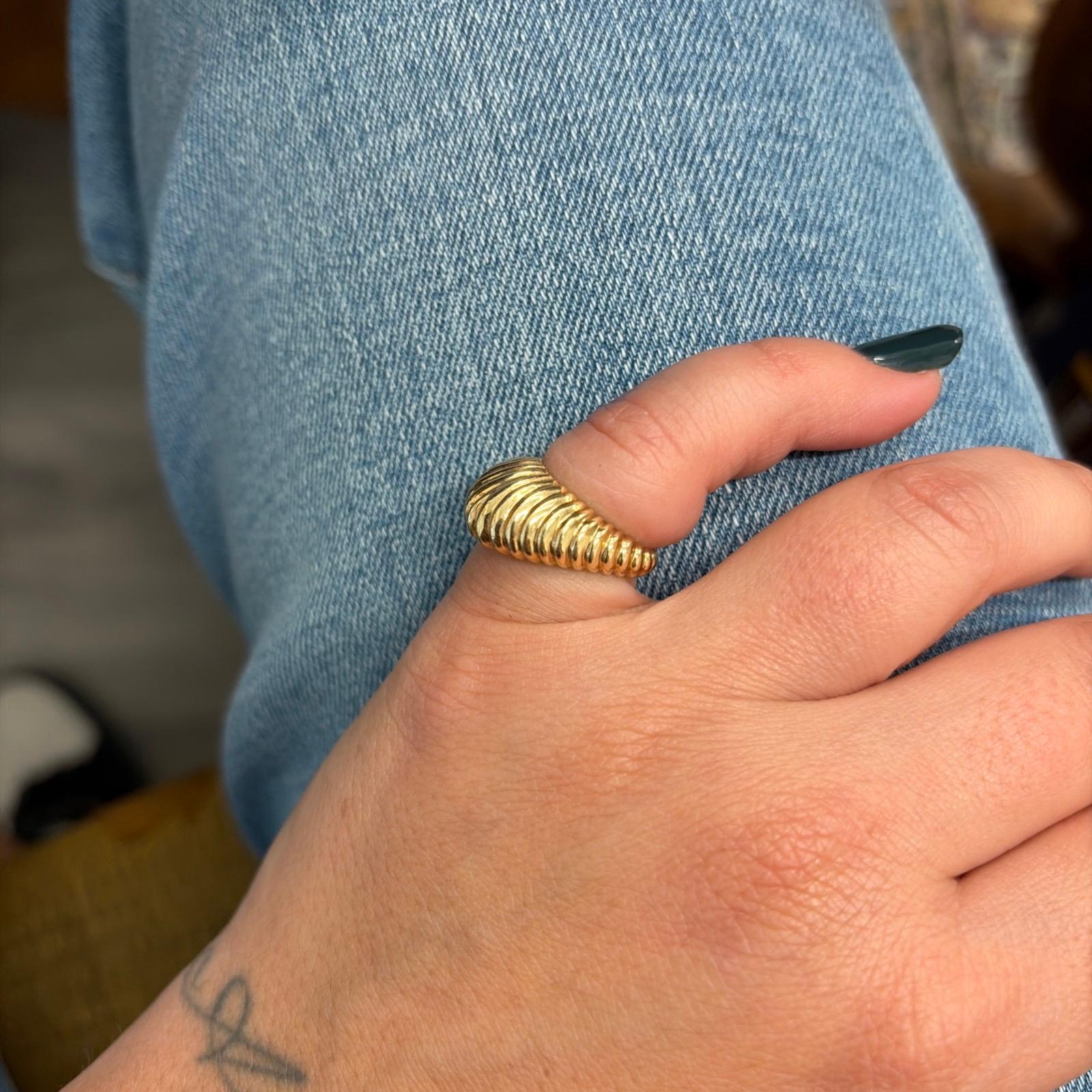 Tiffany & Co. Anillo retro festoneado de oro amarillo de 14k Circa años 50



Aquí tienes la oportunidad de adquirir un anillo de diseño precioso y muy coleccionable.


Anillo retro Tiffany & Co. de oro amarillo de 14k
Color	Amarillo
Material	oro