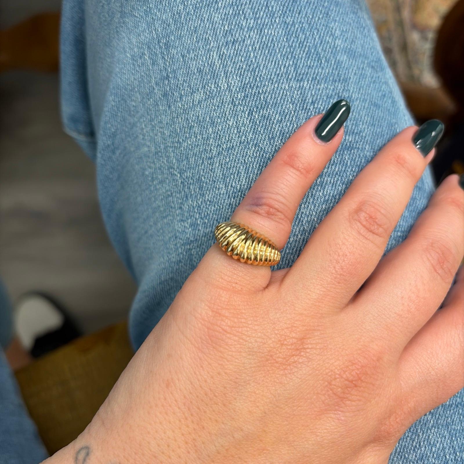 TIFFANY & CO. Anillo festoneado retro de oro amarillo de 14k de los años 50 Retro en venta