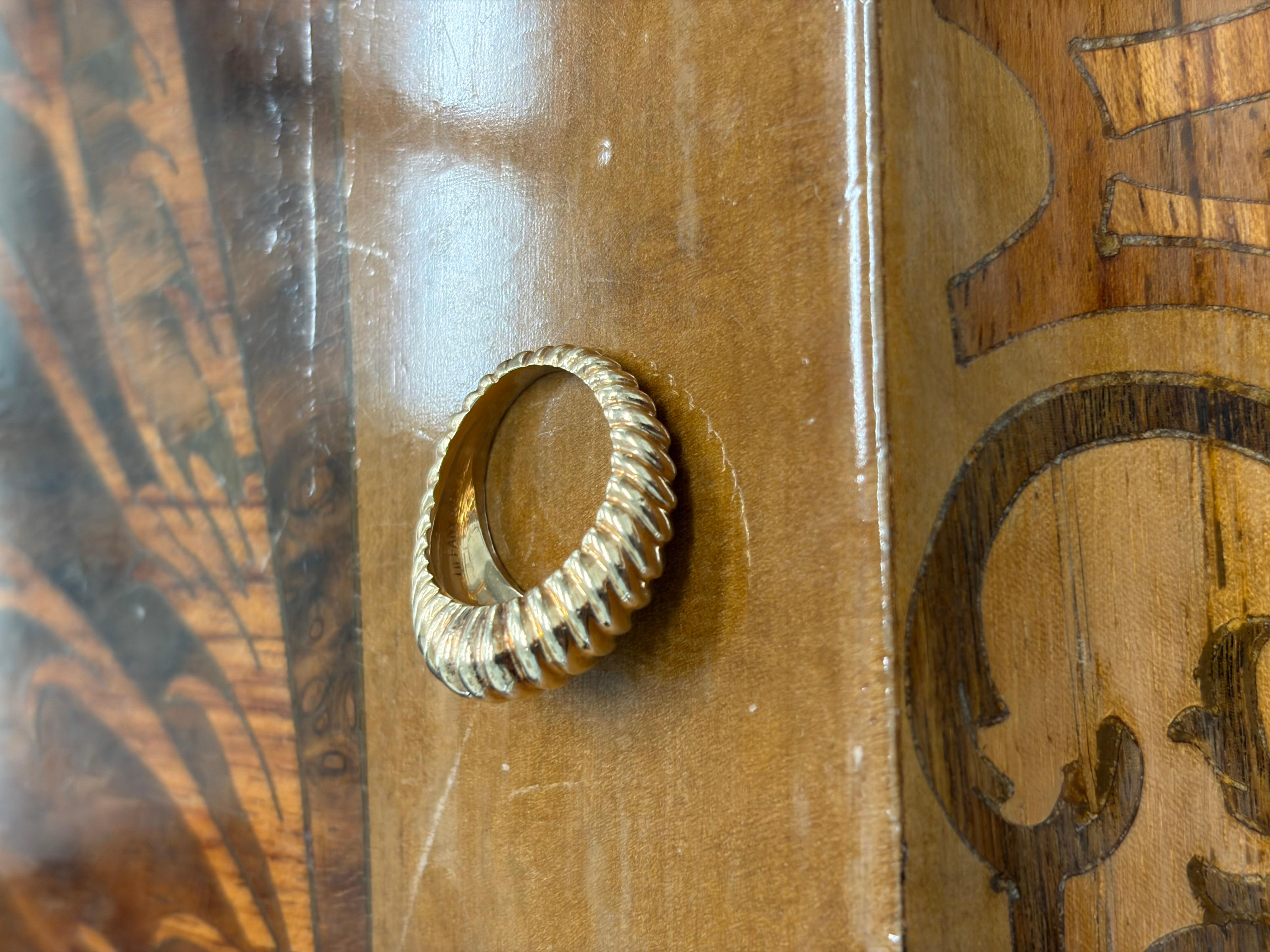 TIFFANY & CO. Anillo festoneado retro de oro amarillo de 14k de los años 50 en venta 2