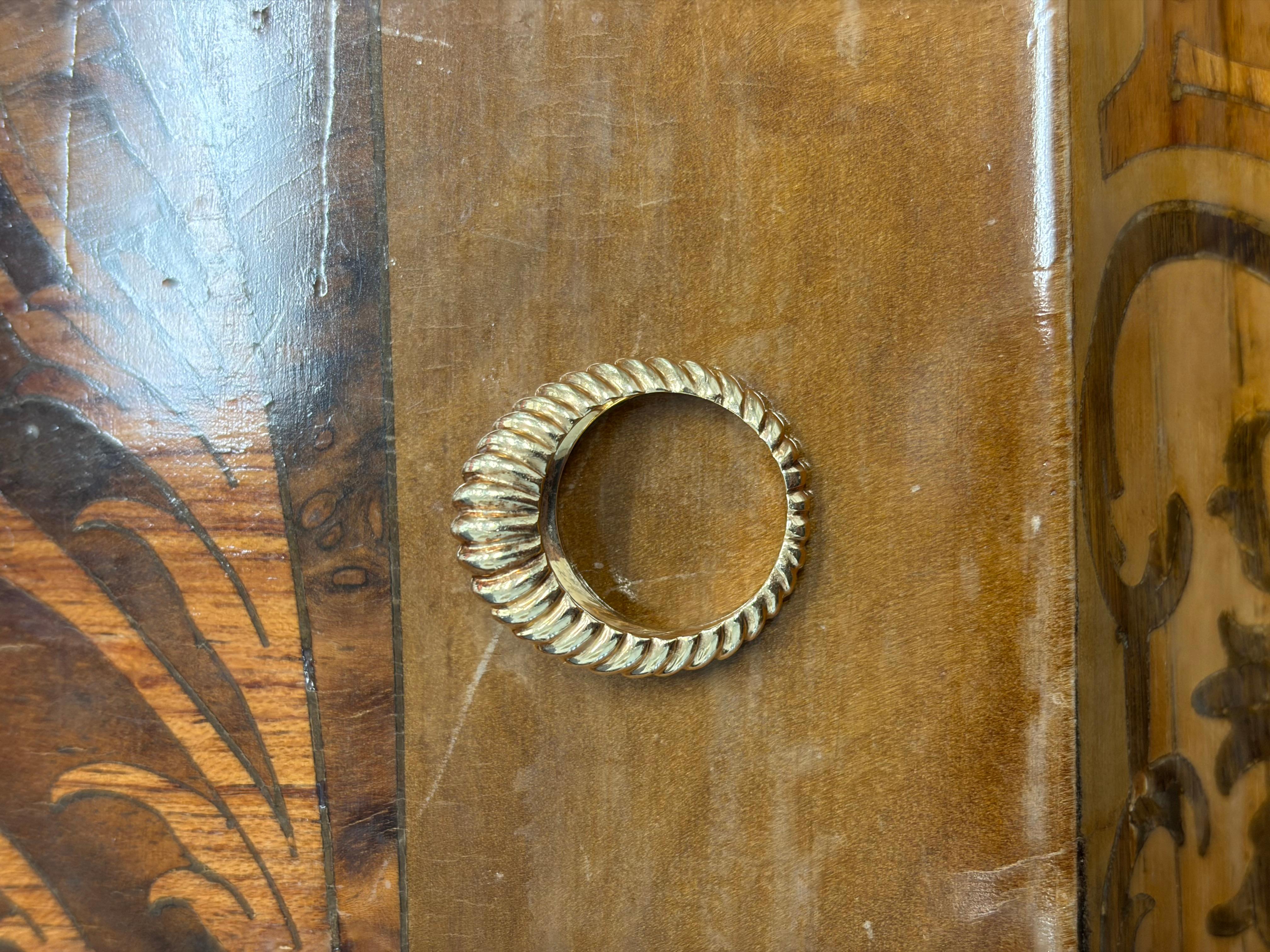 TIFFANY & CO. Anillo festoneado retro de oro amarillo de 14k de los años 50 en venta 4