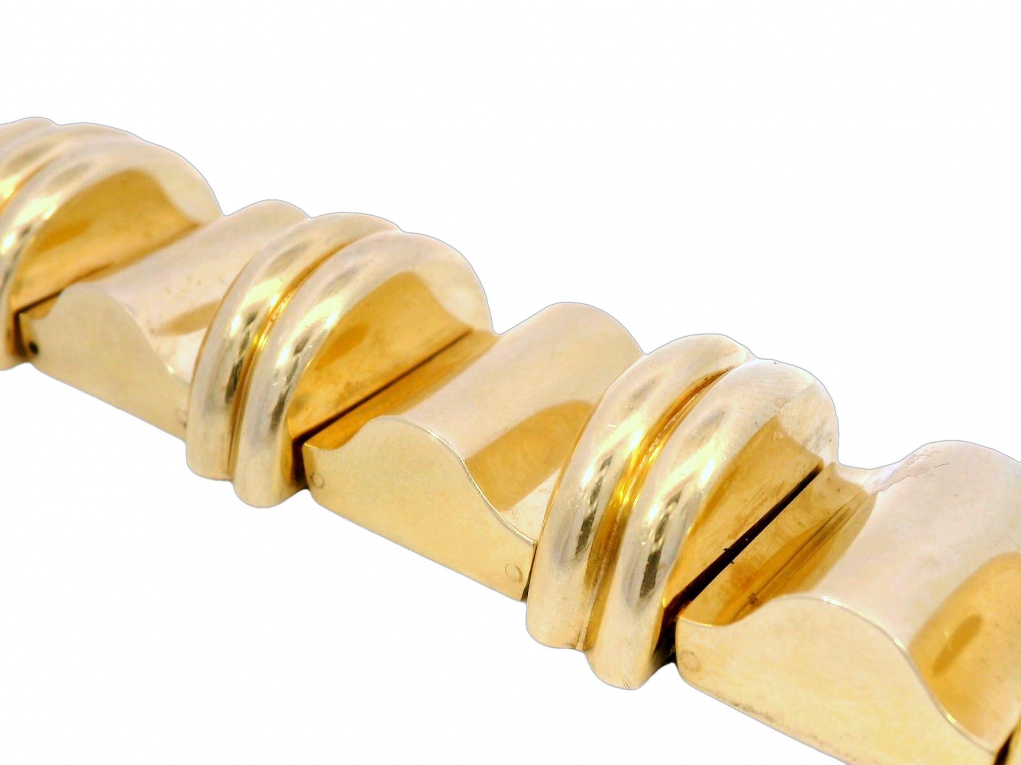 Tiffany & Co. Retro Chunky Tank Bracelet in 14K Yellow Gold

The Tiffany & Co. Retro Bracelet in 14K Yellow Gold is a remarkable piece that blends luxury with a timeless design. Made with bold, interlocking links, this bracelet has a substantial