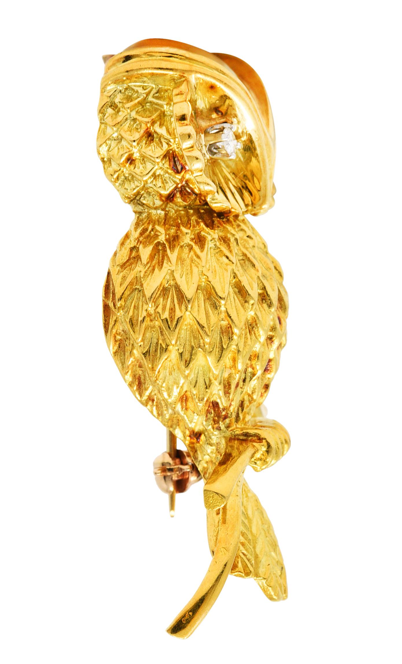 Brosche in Form einer stilisierten Eule:: die auf einem Zweig sitzt

Mit strukturierten Federn und hochglanzpolierter Oberfläche

Mit rundgeschliffenen Diamanten in Zackenform 

Diamanten wiegen ca. 0::06 Karat - Farbe G/H mit Reinheit