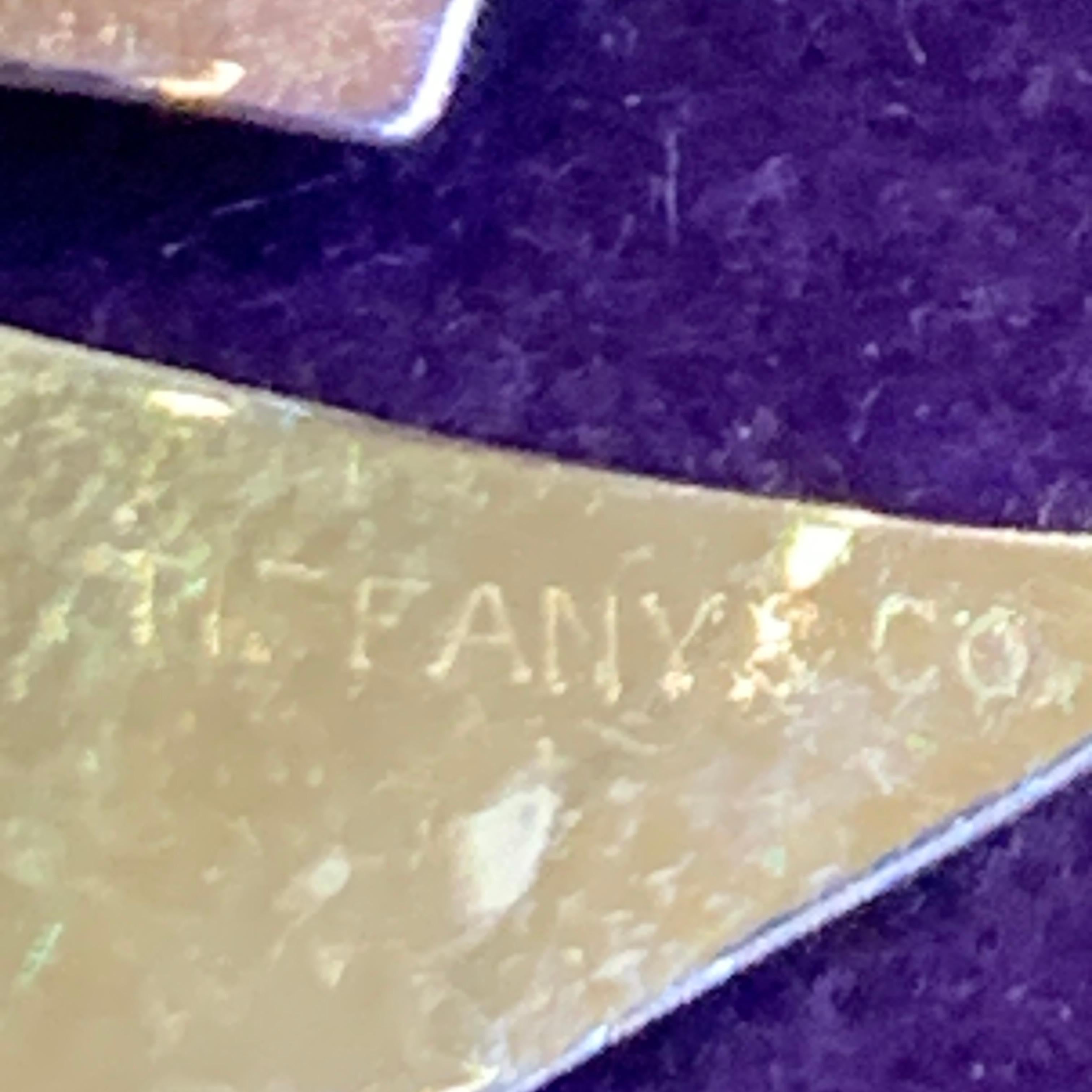 Tiffany & Co. Retro Schleifenbrosche mit Diamanten und zweifarbigem Gold im Angebot 1