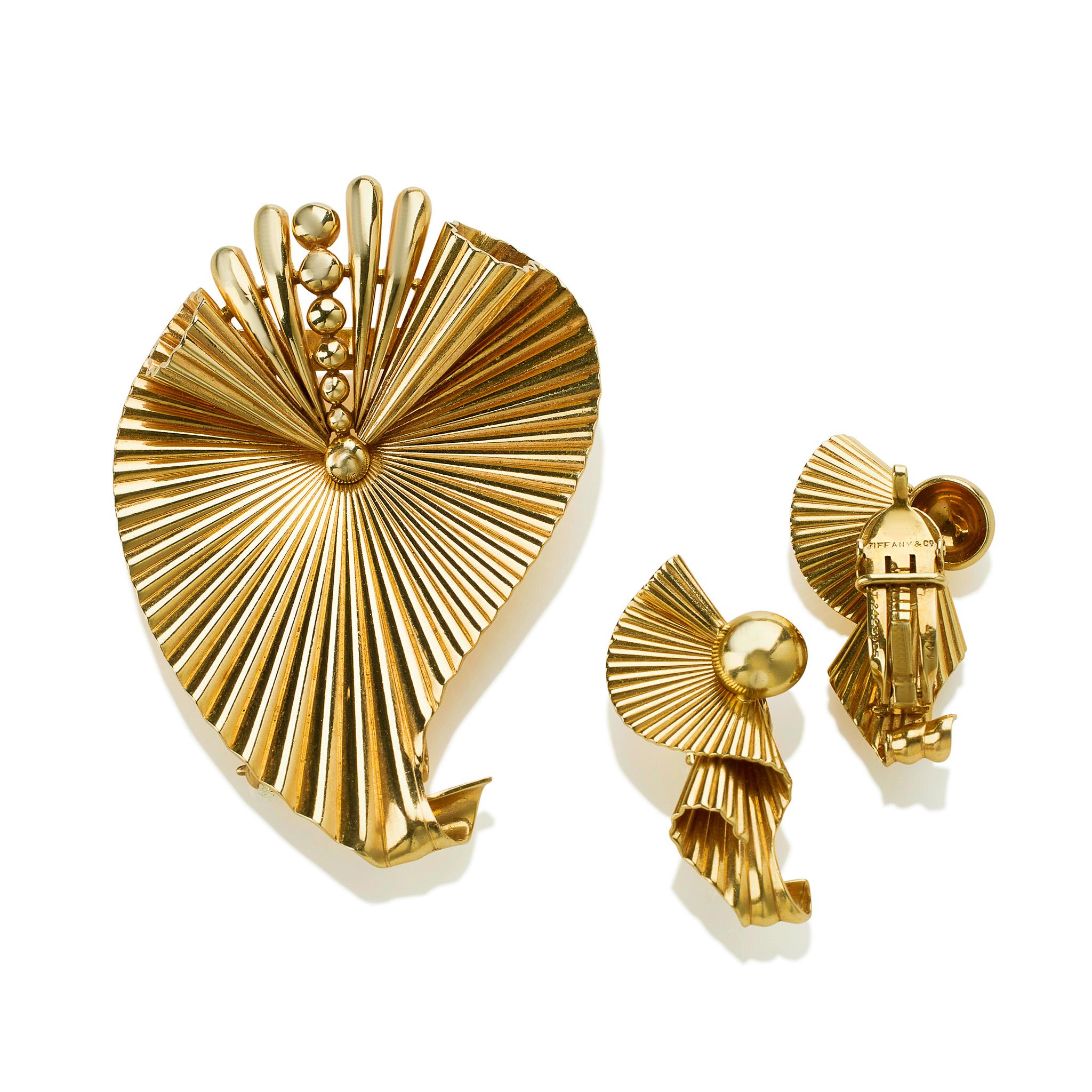 Tiffany & Co. Retro Gold Clip Earrings and Brooch In Excellent Condition In New York, NY