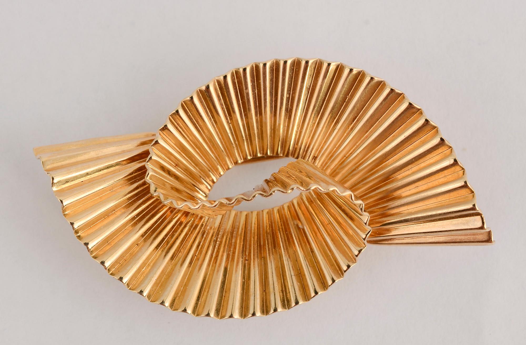 Tiffany & Co. Retro Gold Swirl Brooch In Excellent Condition In Darnestown, MD