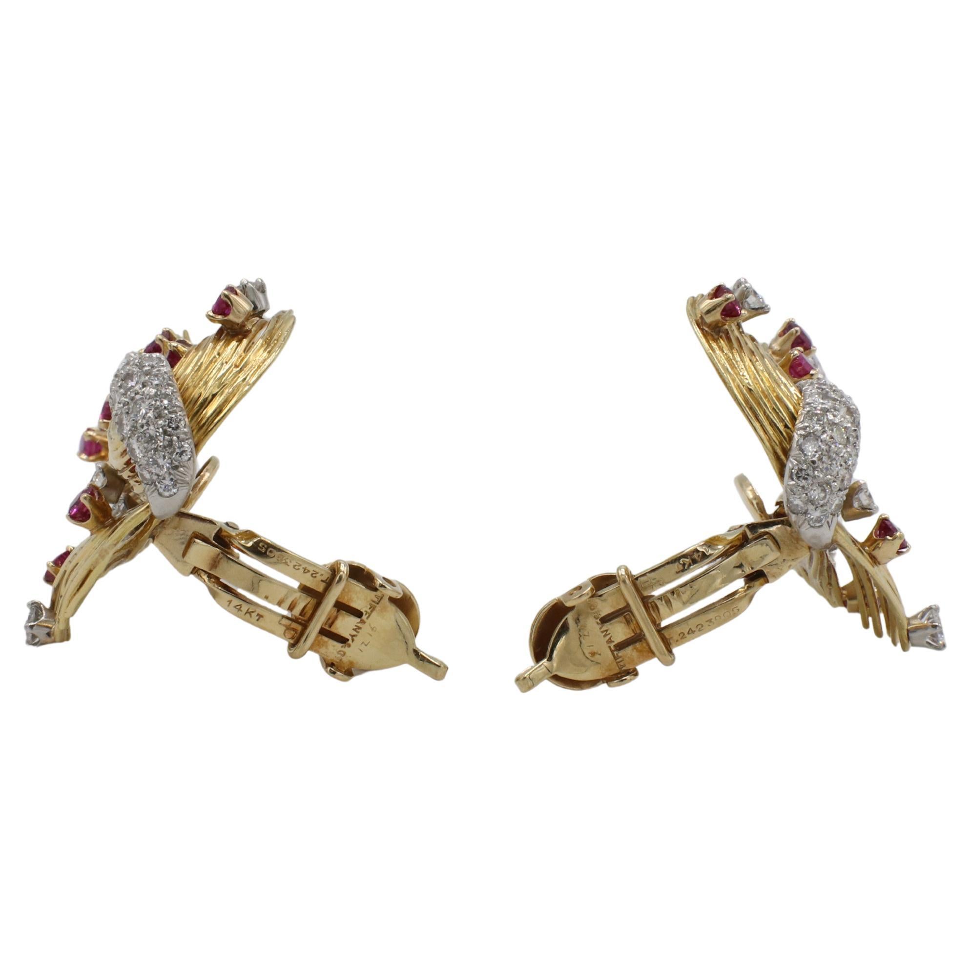 Tiffany & Co. Retro Gelbgold Naturdiamant & Rubin Ohrringe zum Anstecken (Rundschliff)